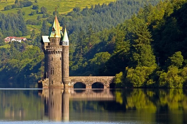 Torre de Gales desde el ángulo del lago virnwee