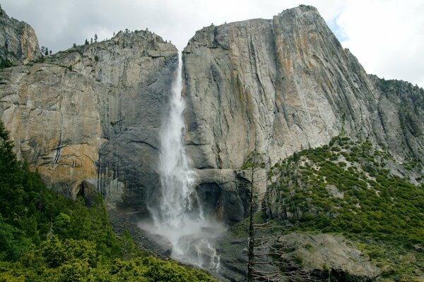 Cascada y el paisaje más hermoso de California