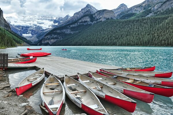 Lake Louise Pier mit einem Kanu darauf