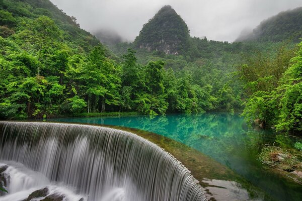 Guizhou, China. wasserfälle und Wald