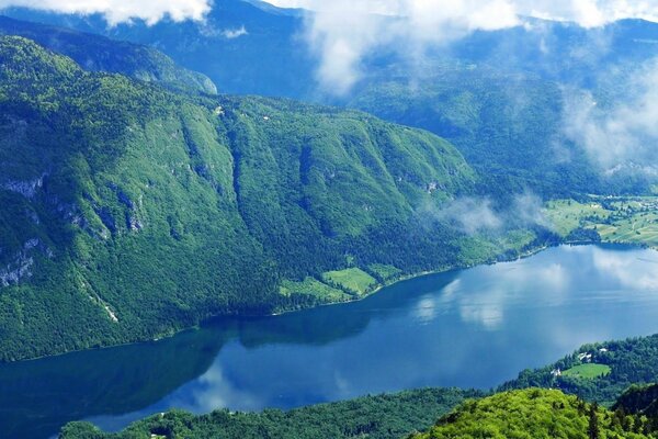 Eslovenia. Lago en las montañas. Reflexiones de nubes