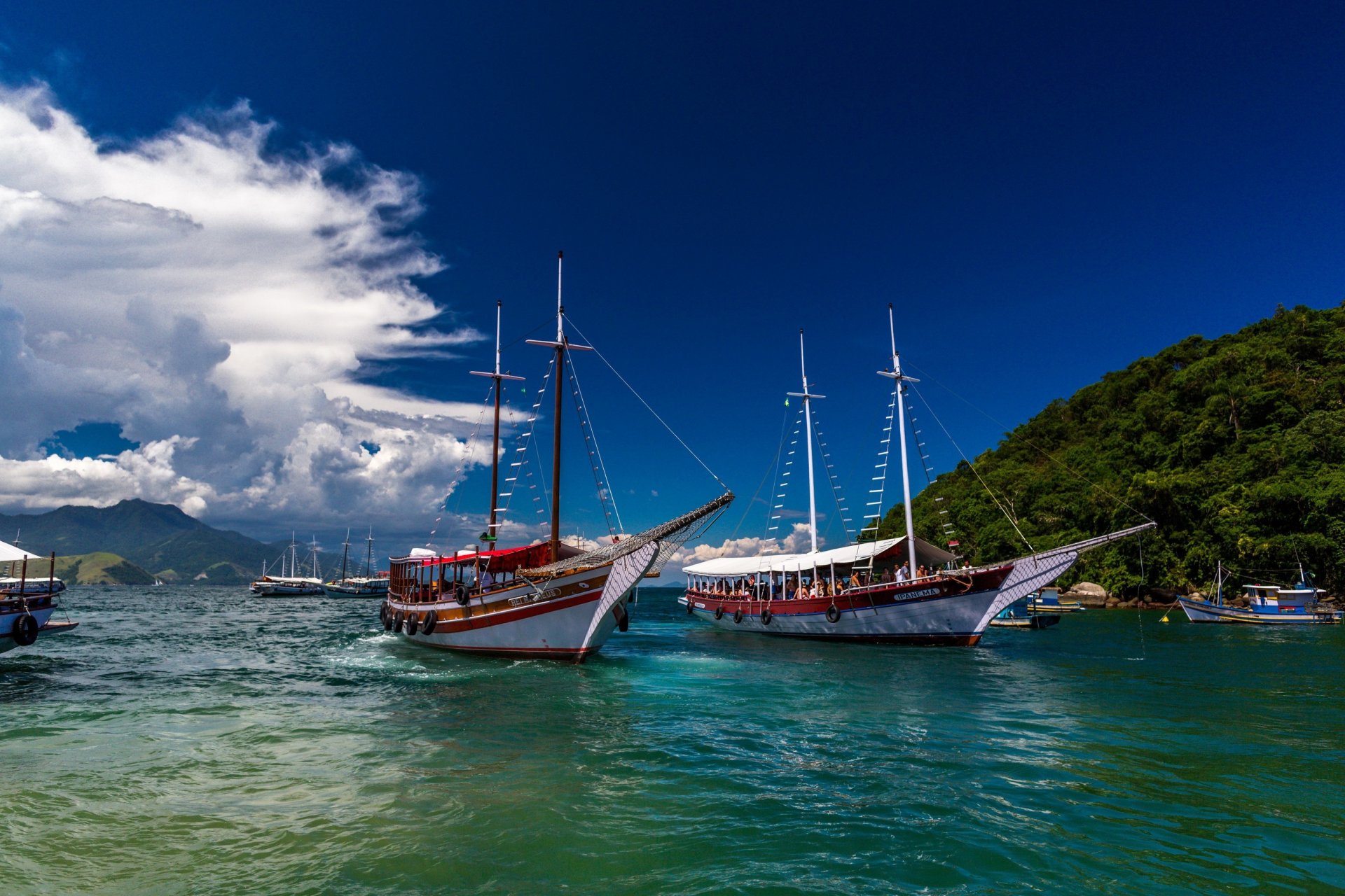 meer wasser boote yachten insel wald bäume himmel wolken