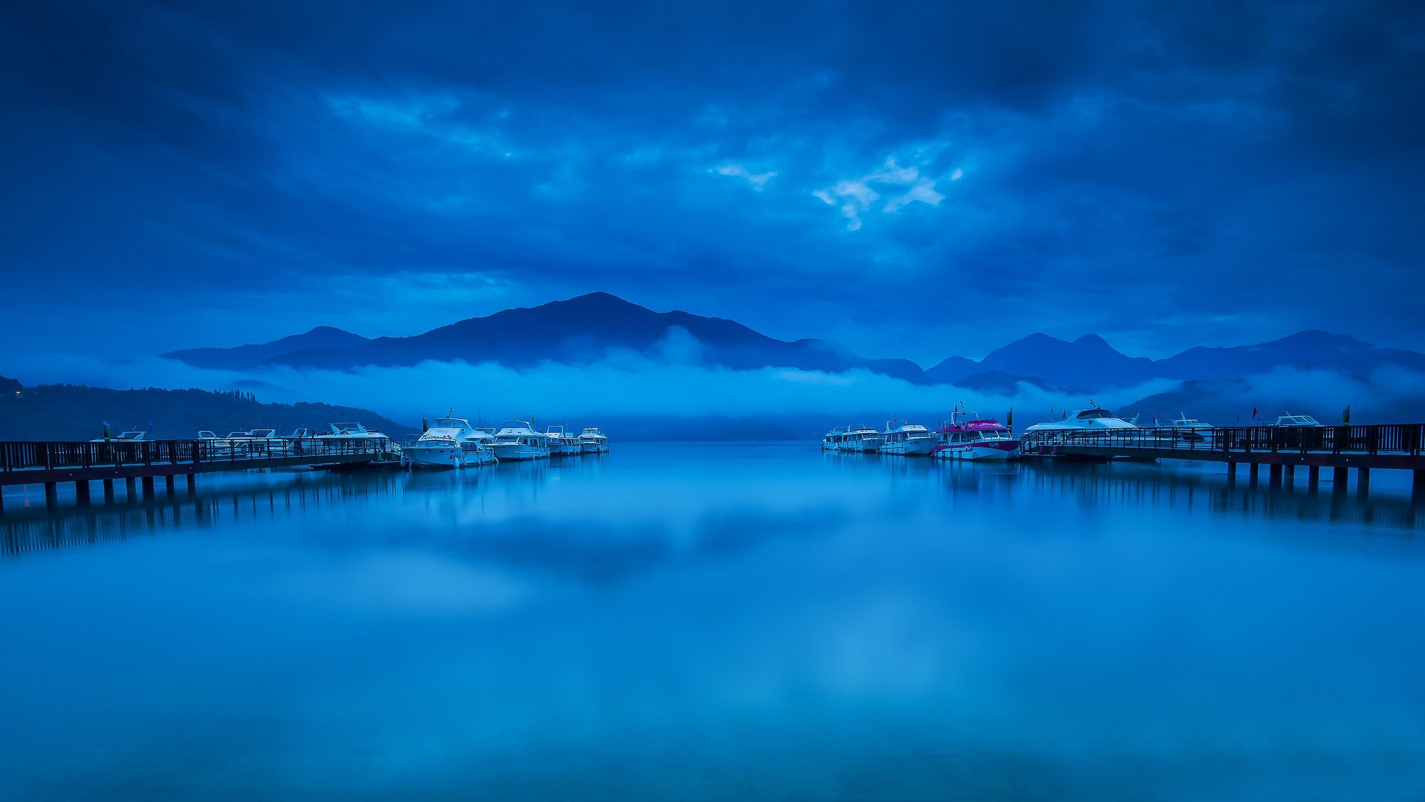 berge wolken nebel bucht pier boote