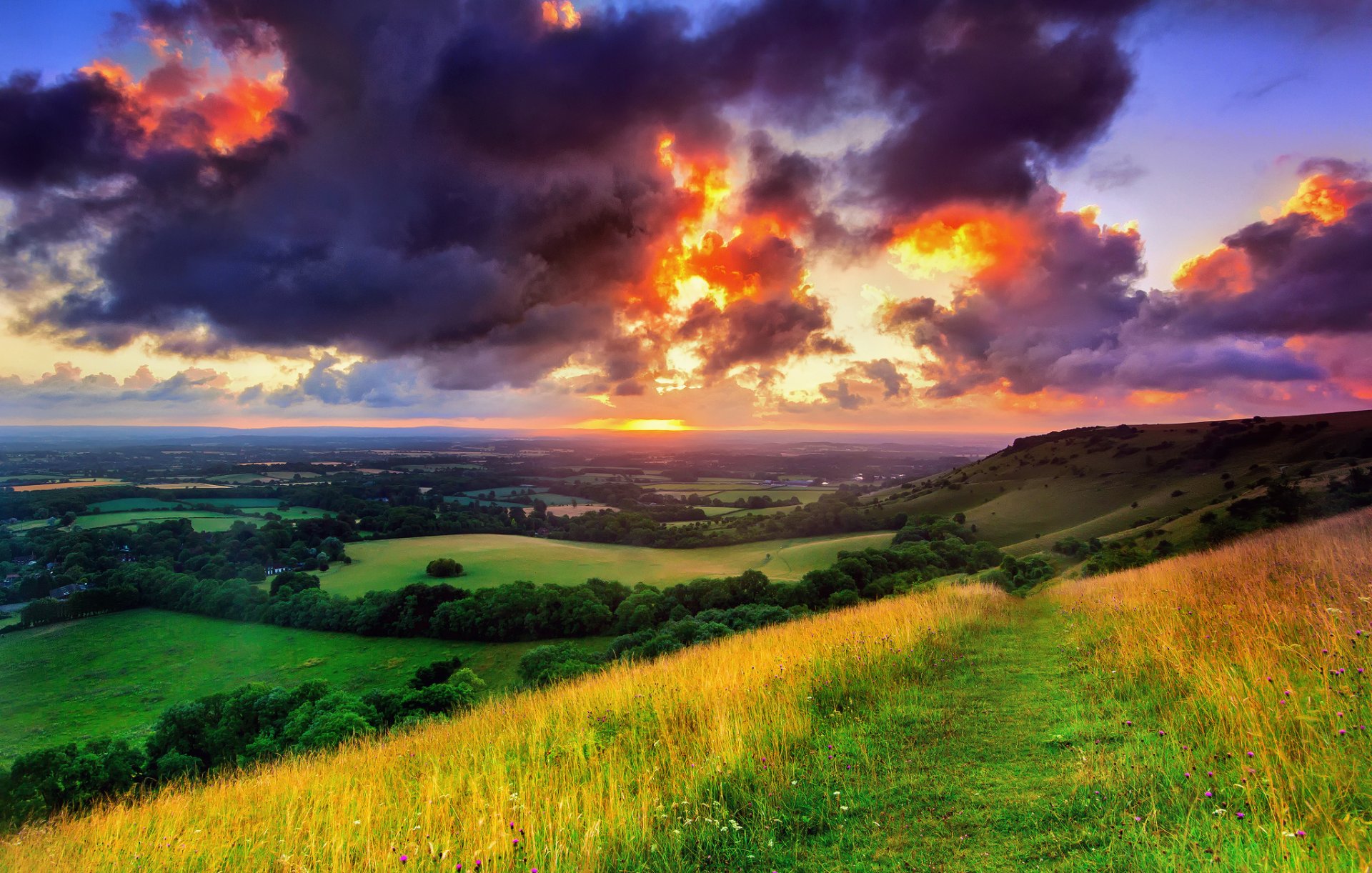 angleterre sussex de l ouest milieu du sussex hameau de hassocks vallée des champs nature paysage champ herbe verdure arbres sentier matin lever du soleil soleil ciel nuages nuages