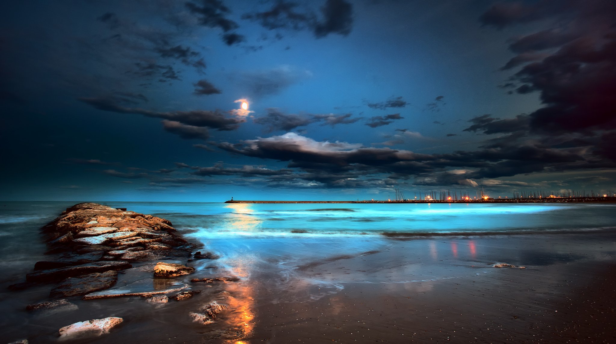 mar noche luna playa muelle luces