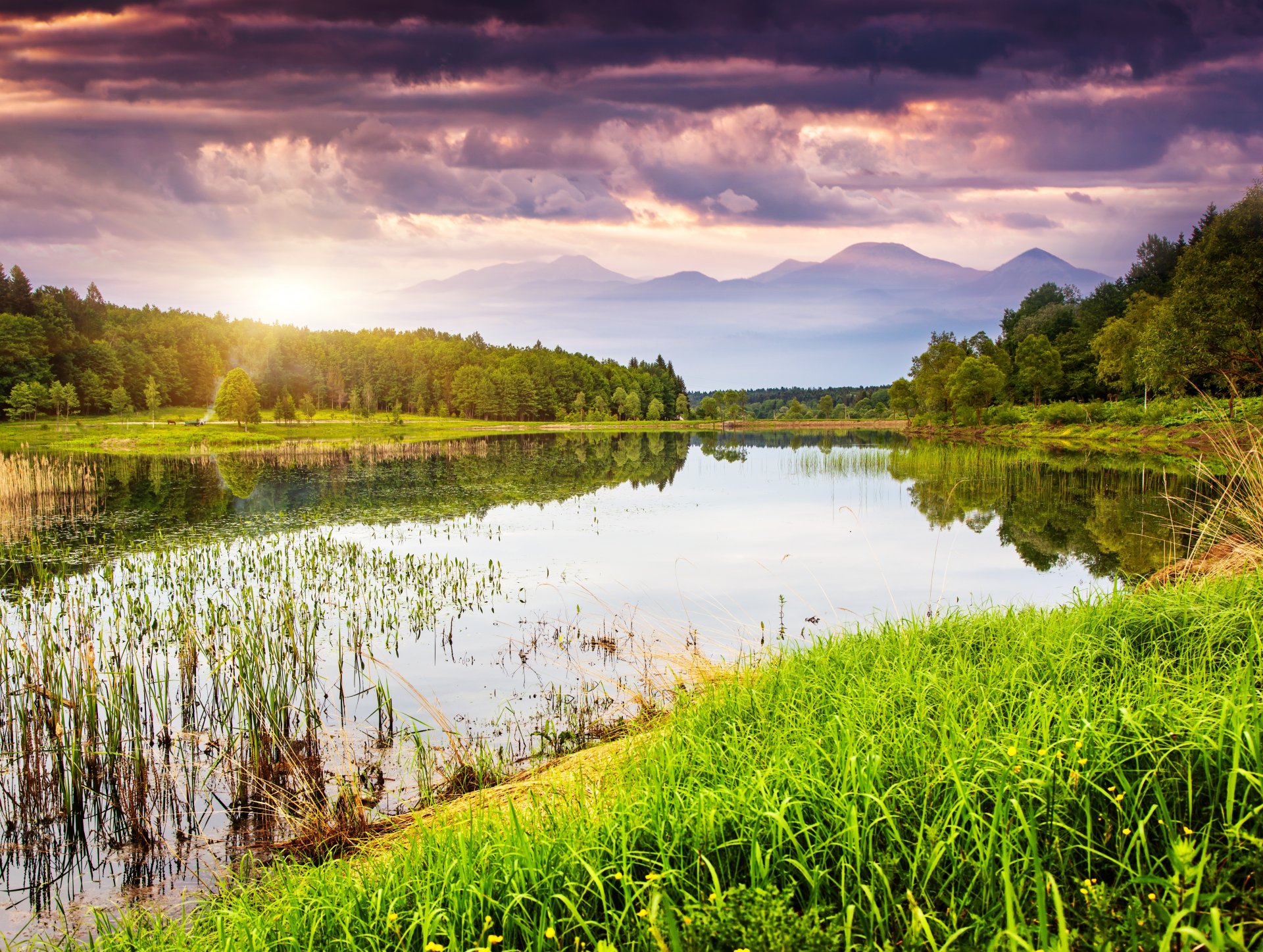 natur landschaft see wasser gras bäume grün berge himmel sonnenuntergang wolken