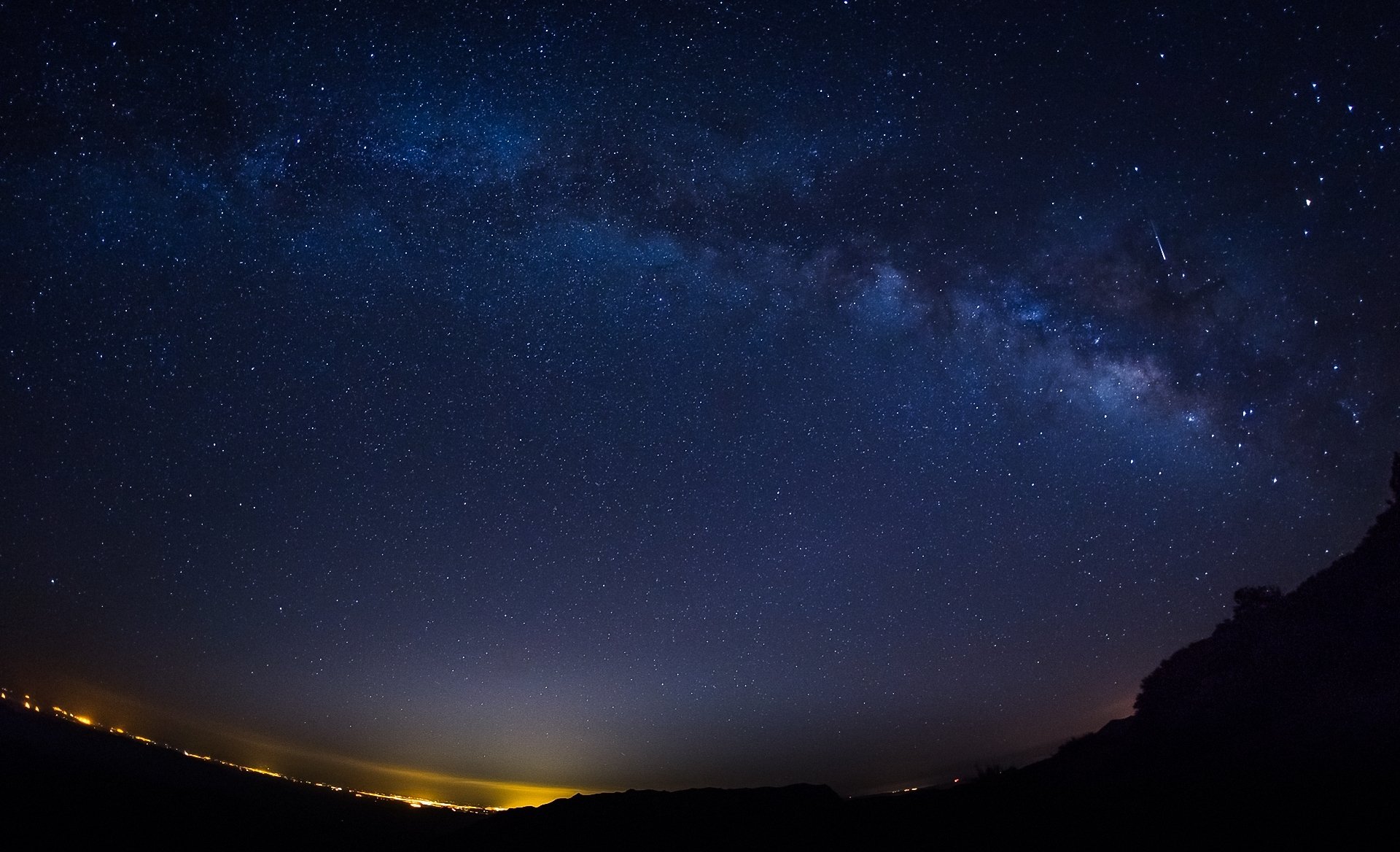 noche estrellas vía láctea luces ciudad