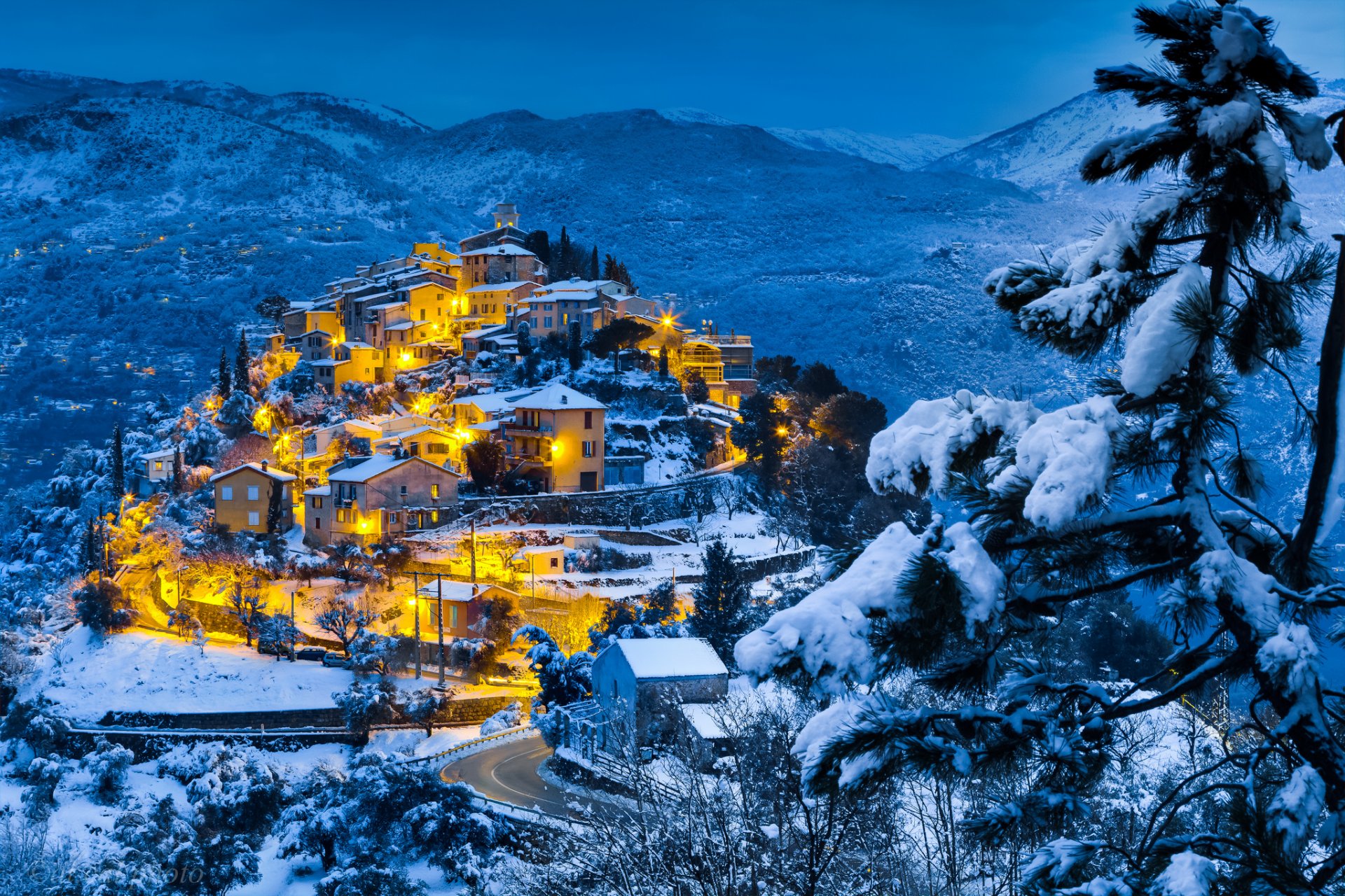 montañas bosque nieve invierno pueblo noche crepúsculo luces