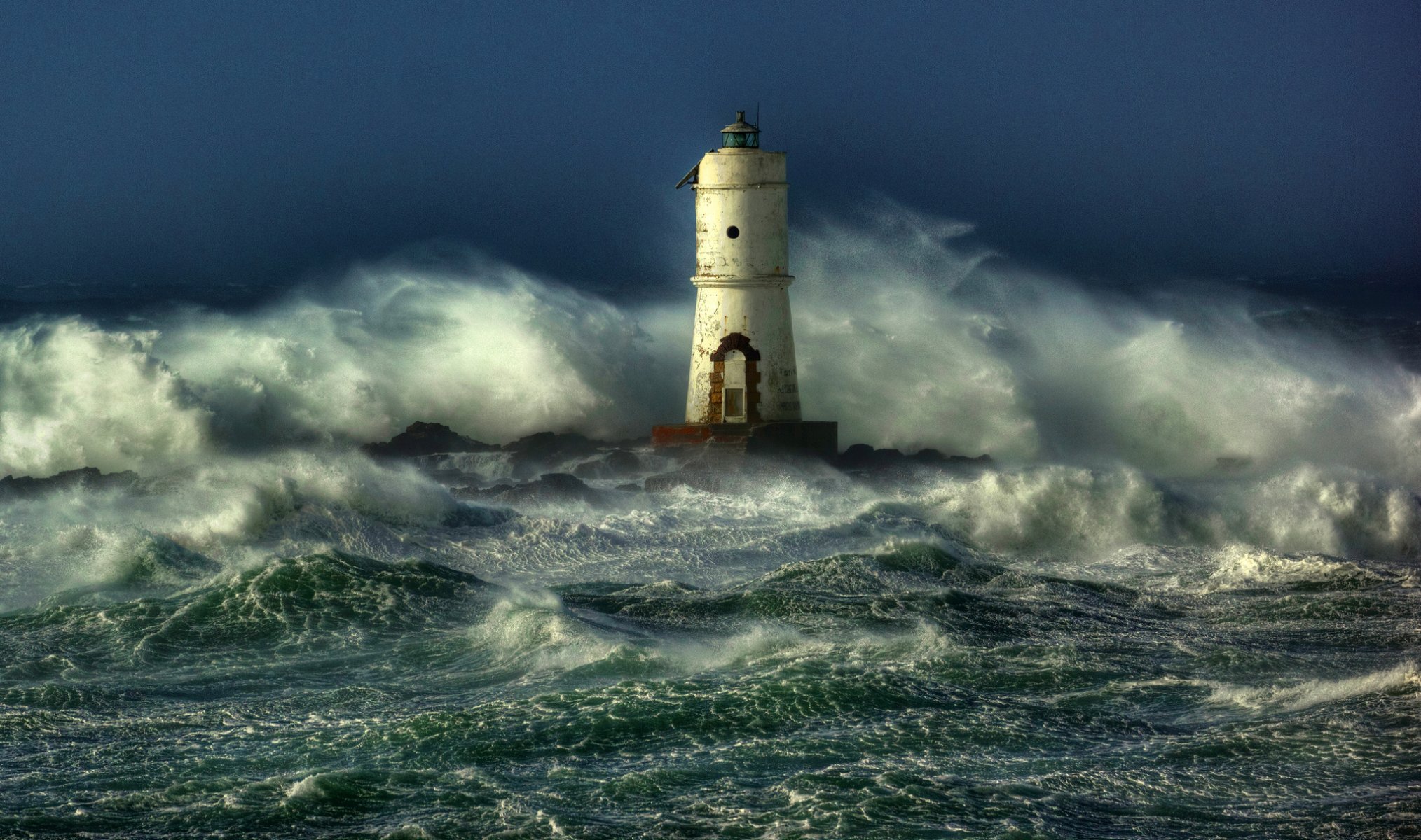 meer wellen sturm leuchtturm