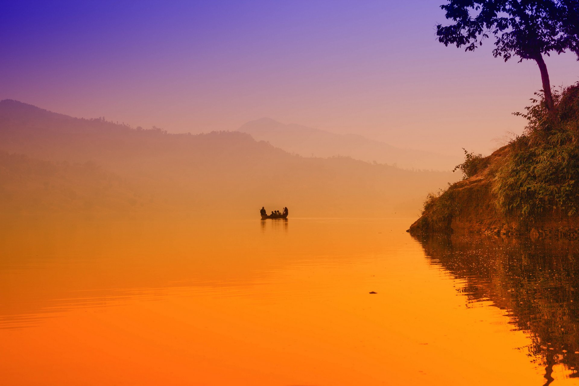 lago begnas barco niebla mañana amanecer