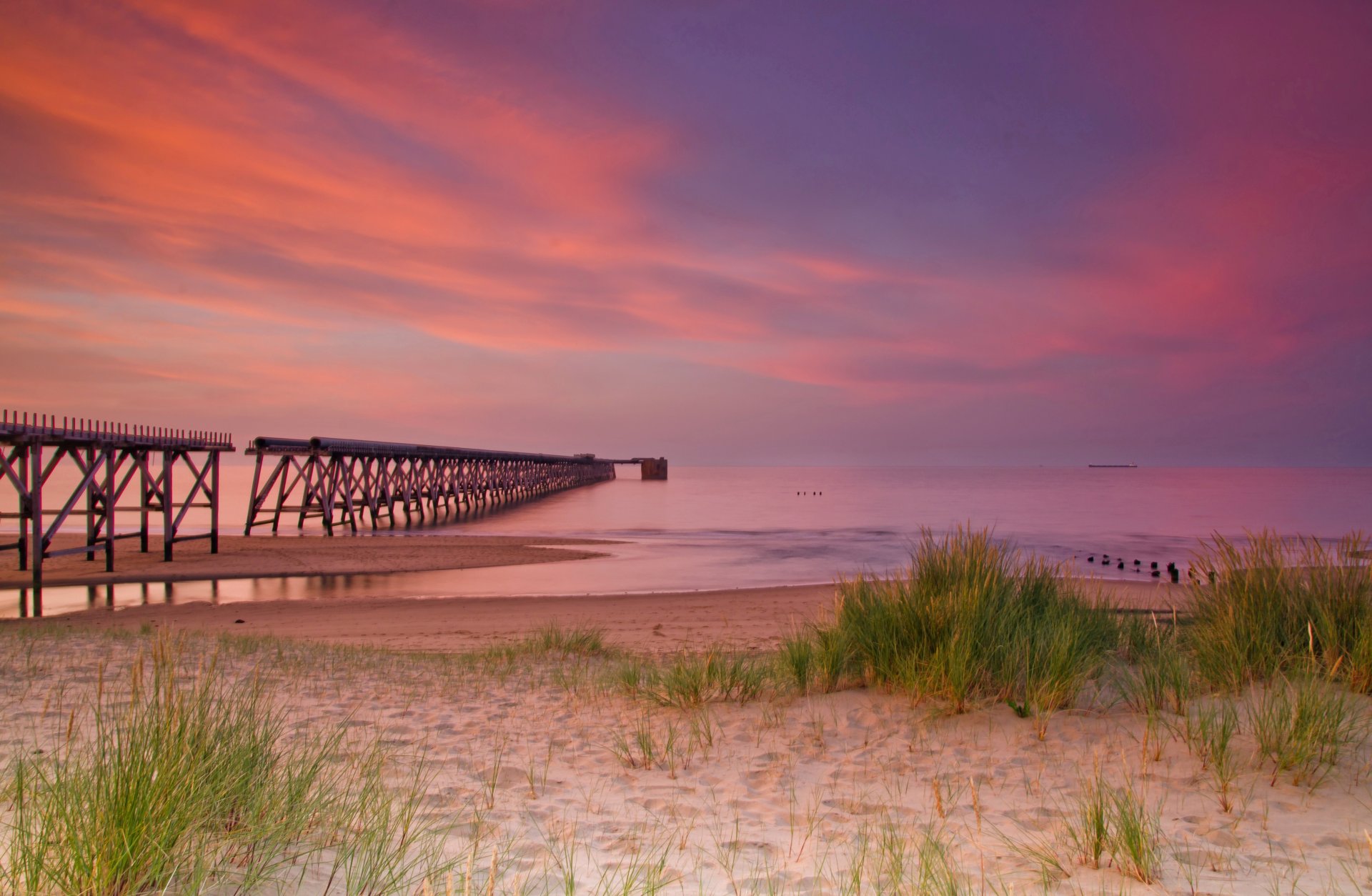 landschaft natur brücke pier sand pflanzen grün vegetation gras meer welle horizont rosa himmel wolken stille hintergrund tapete widescreen vollbild widescreen widescreen