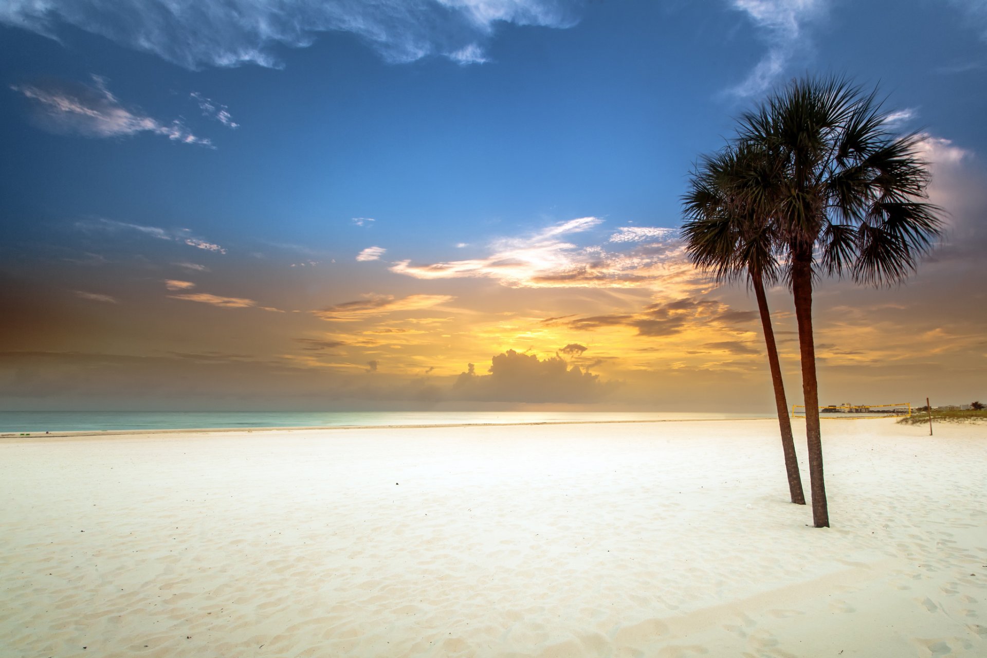 bahía playa arena blanco palmeras puesta de sol