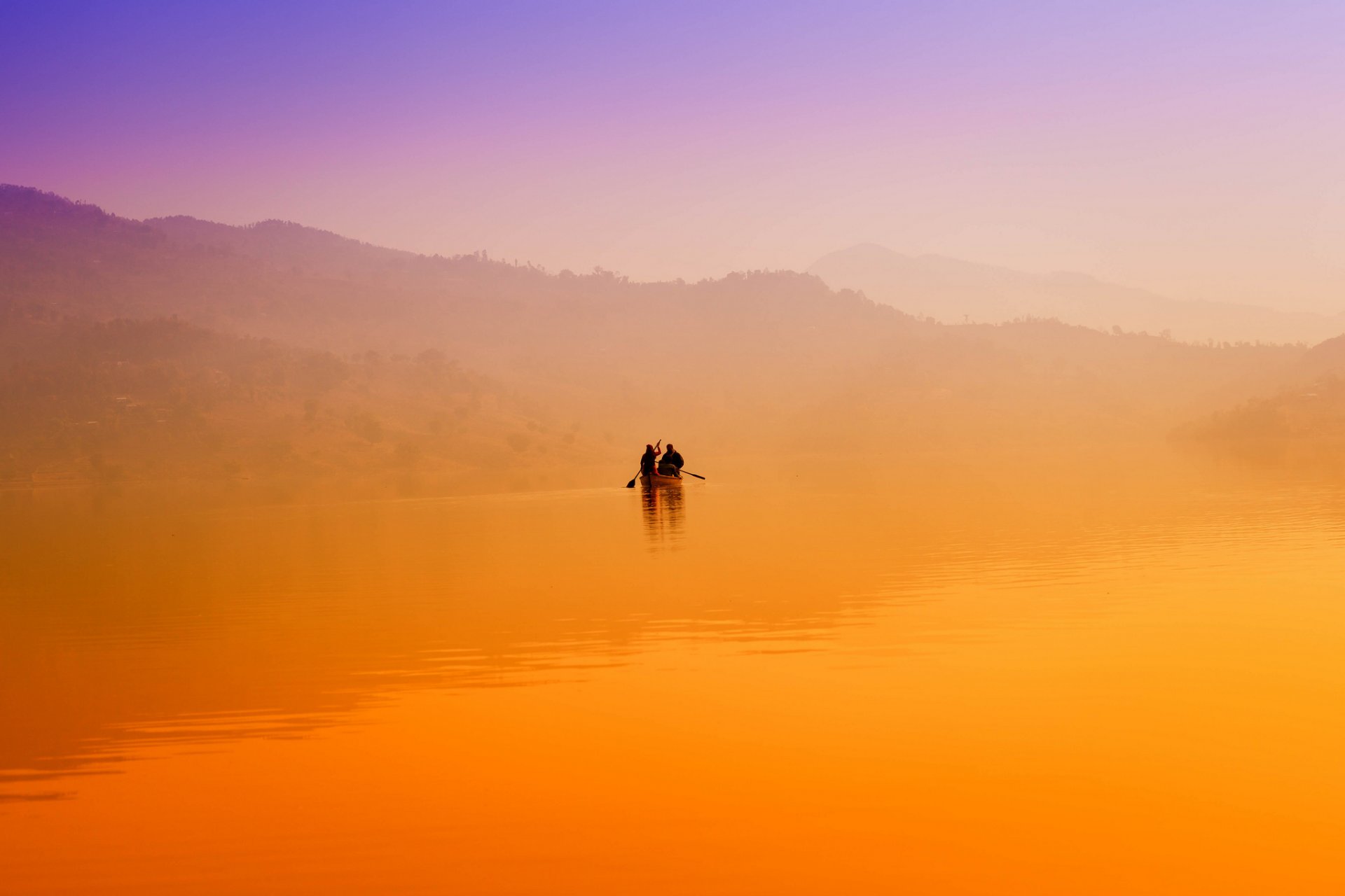 collines lac bateau brouillard matin aube