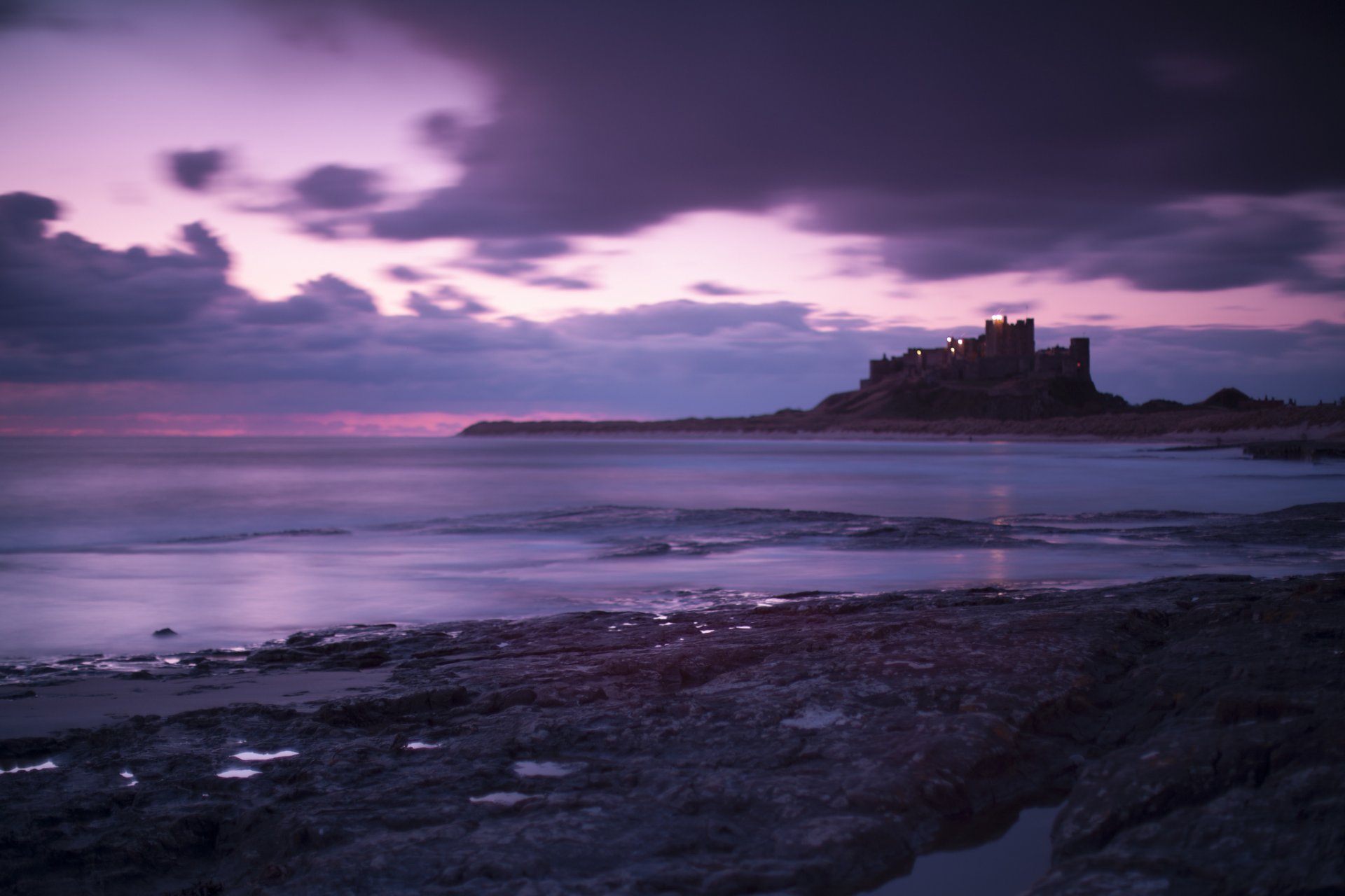 royaume-uni angleterre château de bamburgh mer côte soir violet ciel nuages château côte lilas violet nuages paysage