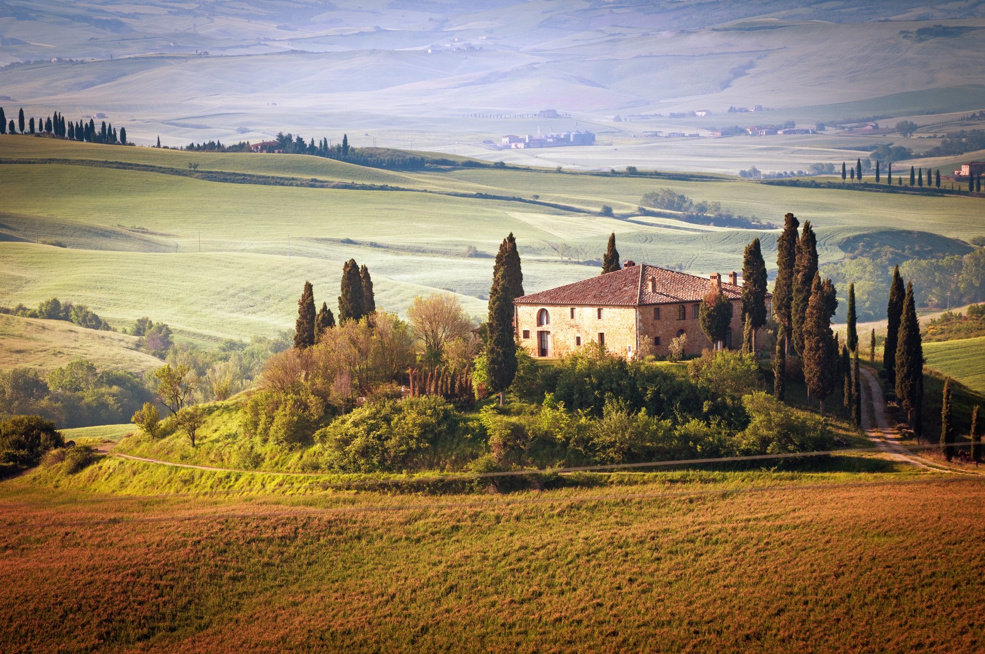 italien toskana sommer auf dem land landschaft natur bäume himmel grünes feld haus sommer landschaft grüne felder