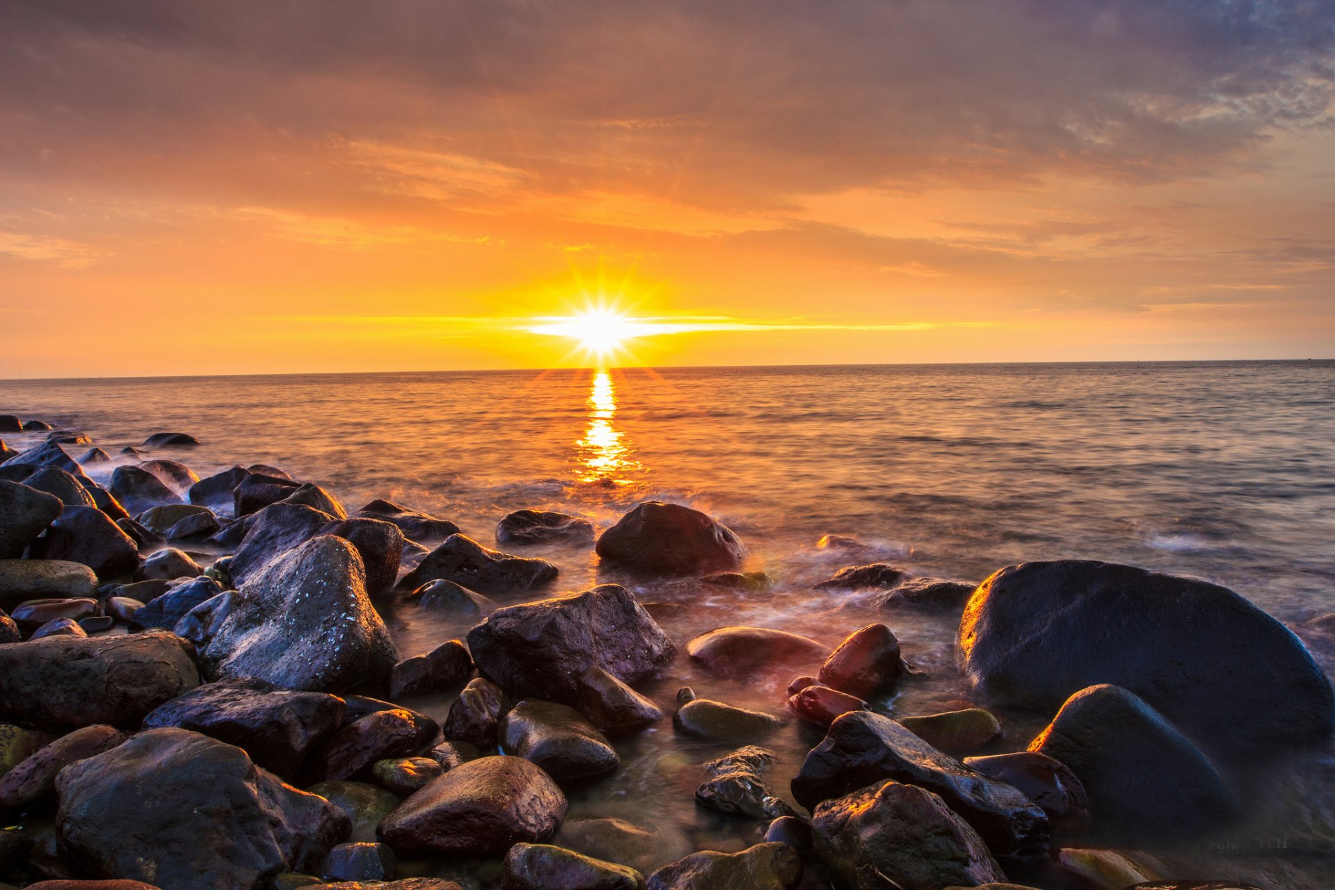 morze plaża kamienie słońce poranek wschód słońca