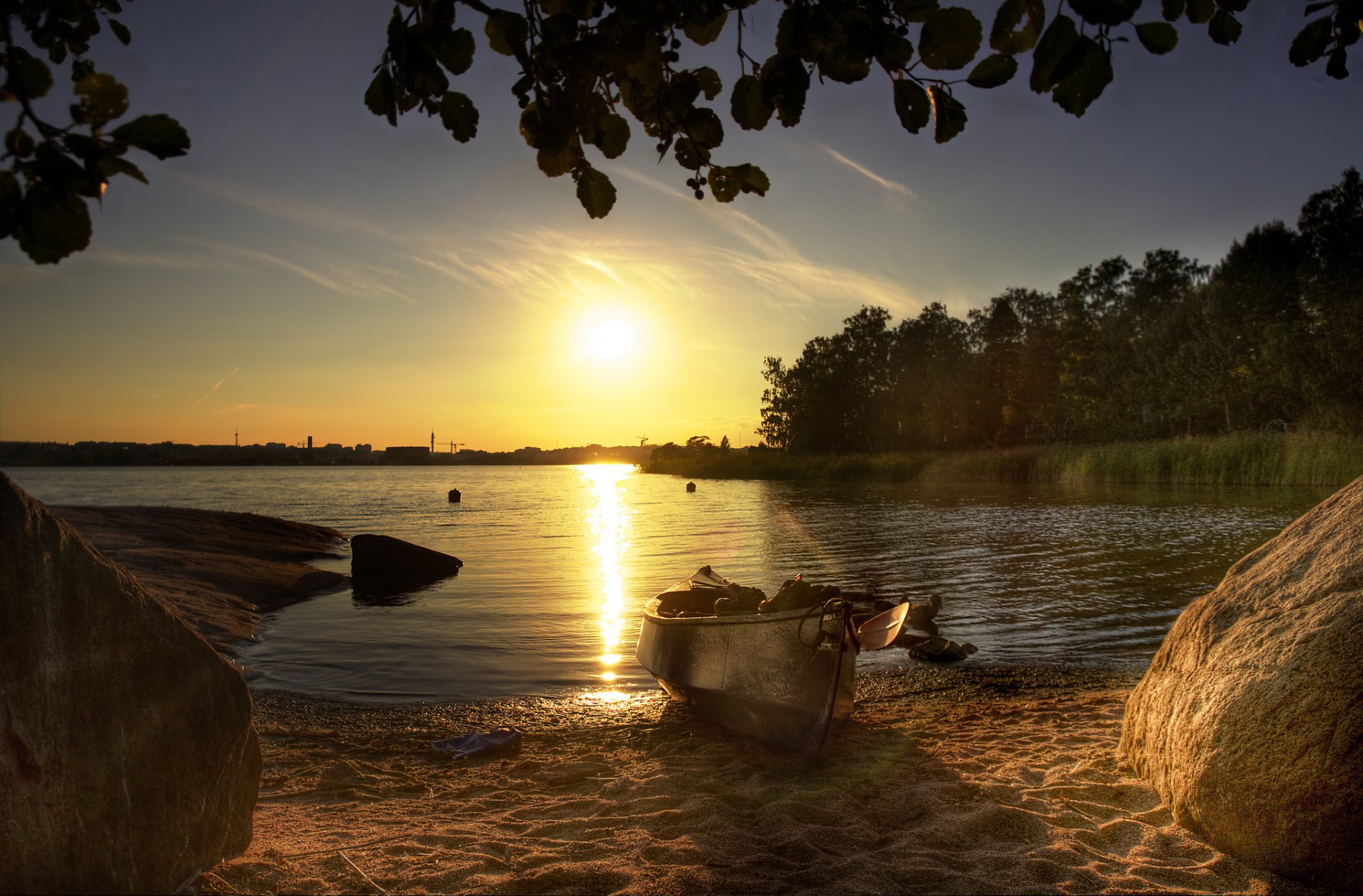 las jezioro plaża kamienie bryły łódź słońce poranek lato