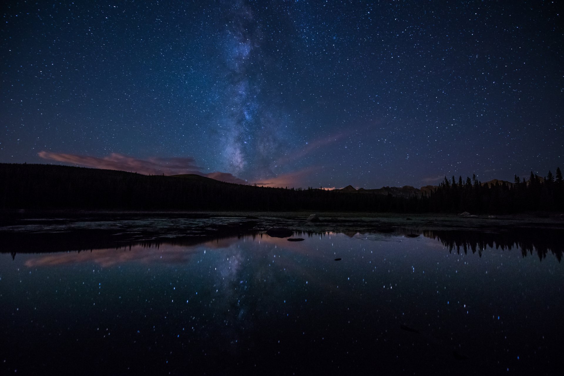 nuit forêt lac étoiles voie lactée réflexion