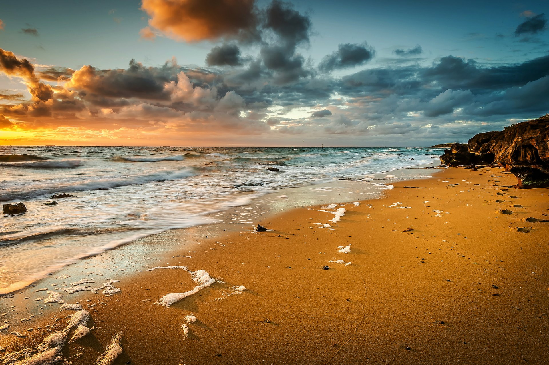 mer plage sable vagues mousse