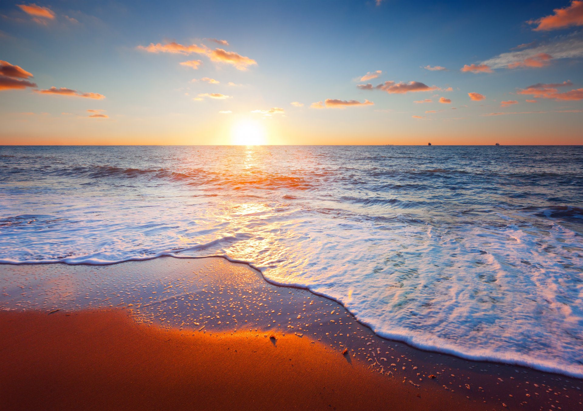 belle scène de coucher de soleil mer ciel nuages sable plage paysage nature