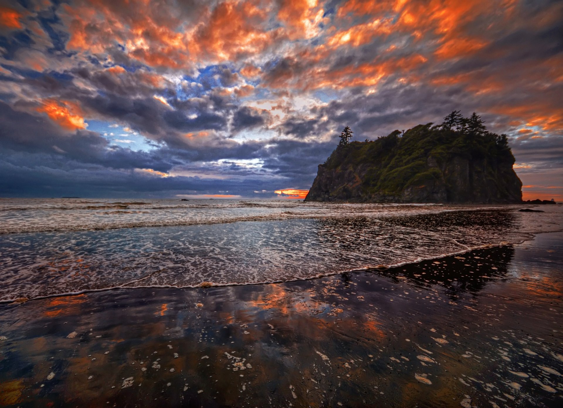 mer vagues plage île coucher de soleil