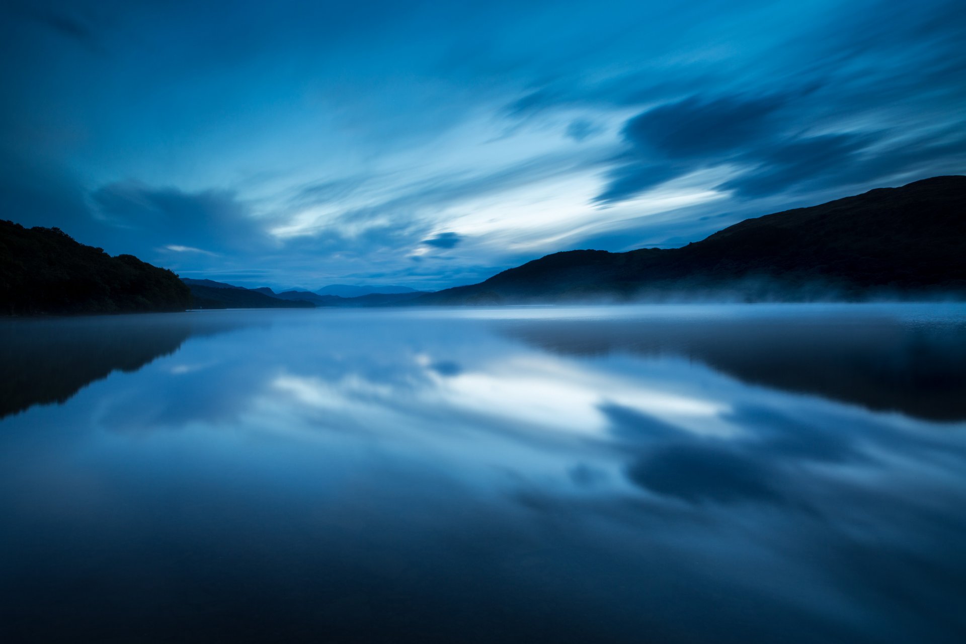 royaume-uni angleterre réserve naturelle lac soirée eau surface brouillard brume bleu ciel nuages réflexion