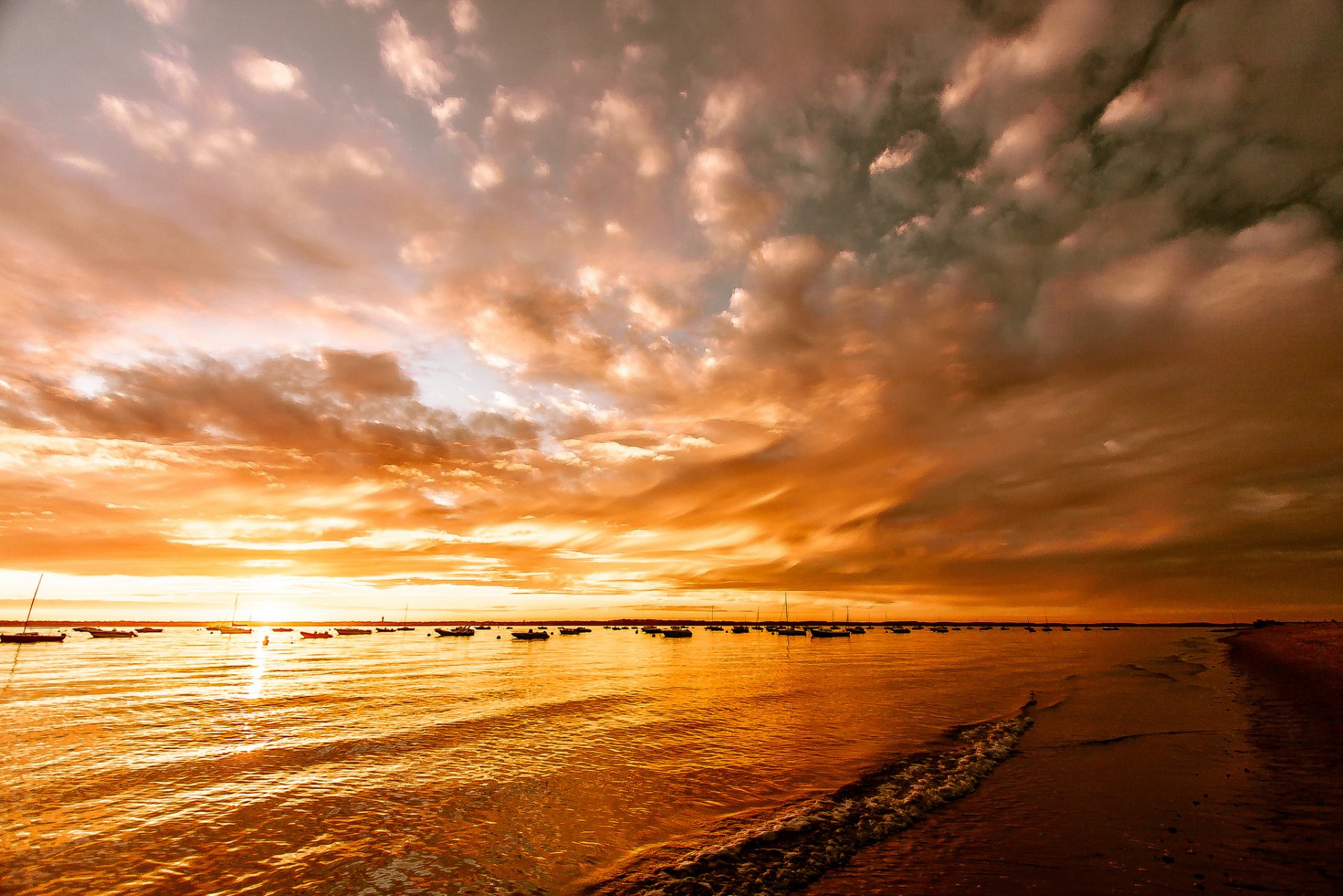 lago spiaggia barche tramonto bagliore