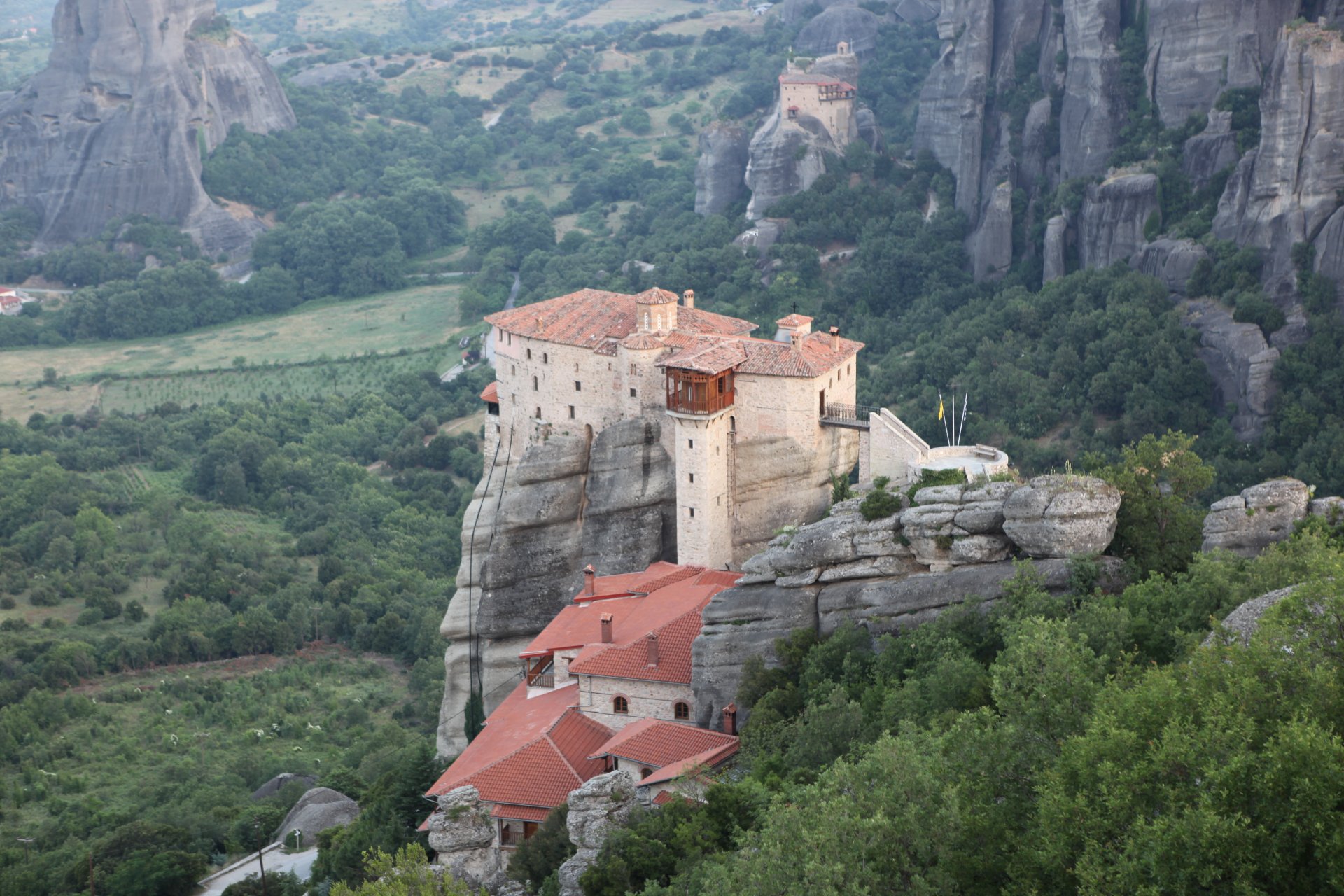 matin grèce montagnes thessalie météores monastique complexe bâtiments rochers arbres petite brume