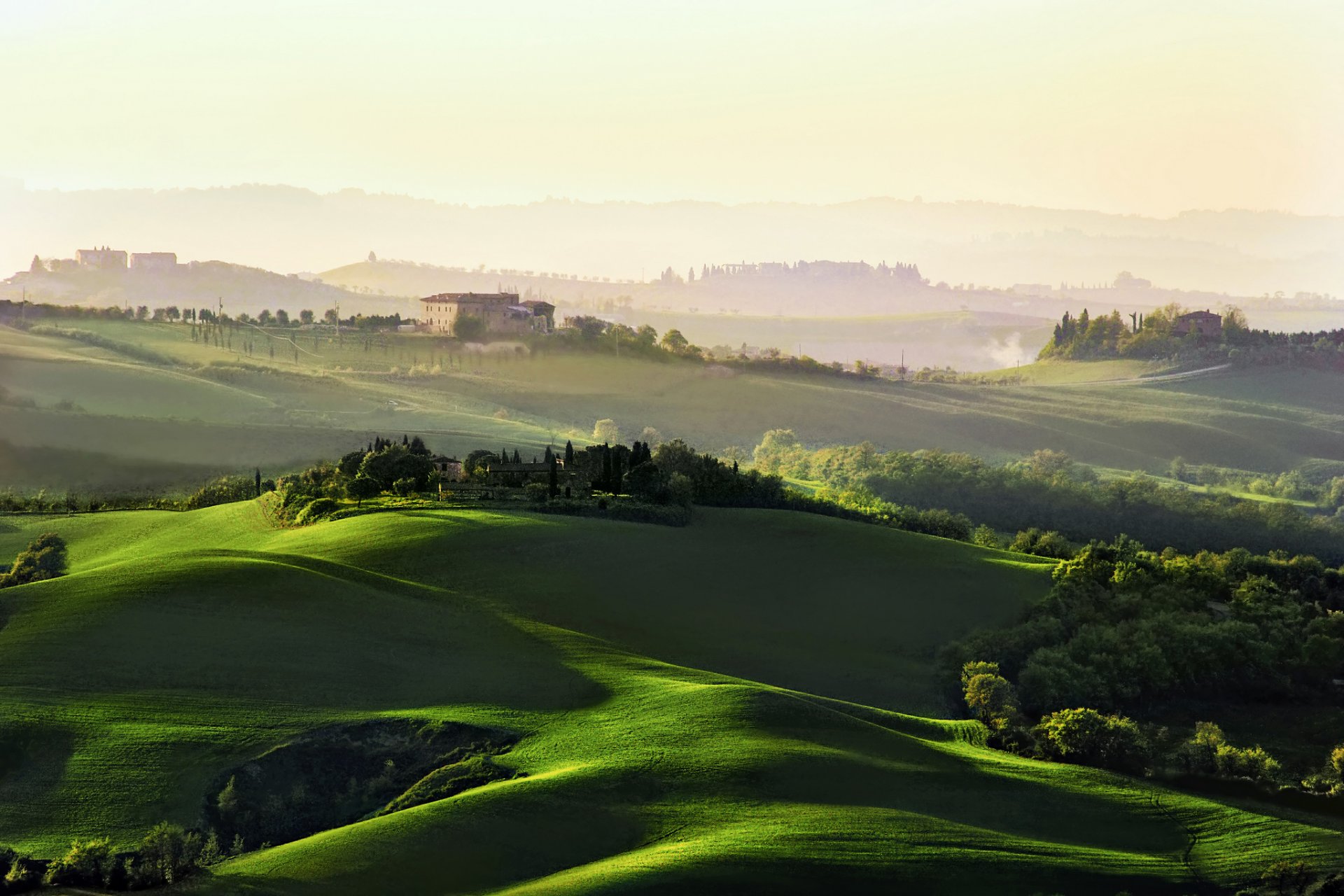 colline campi alberi case italia toscana mattina alba foschia