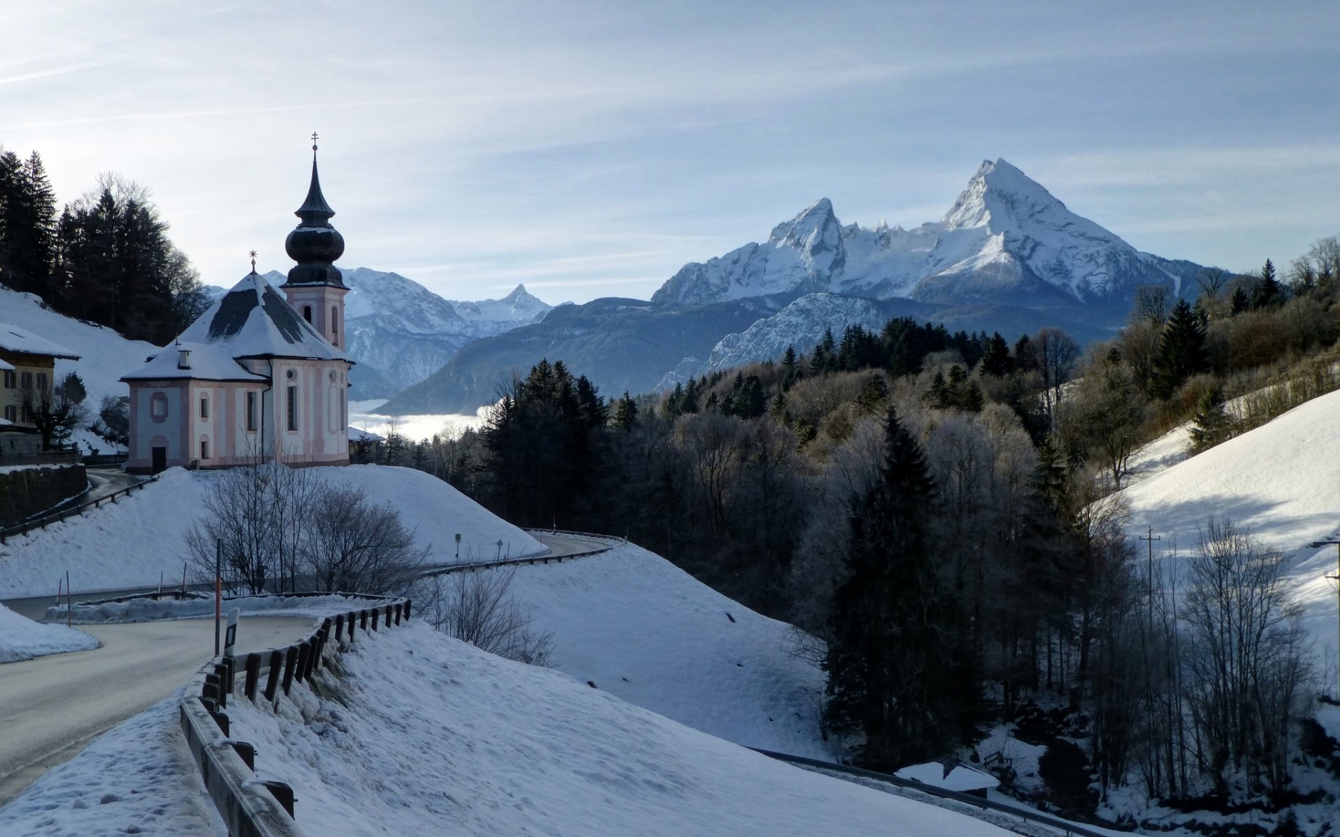 iglesia de maría guern berchtesgaden baviera alemania alpes bávaros montaña wenzmann iglesia de maría guern montañas invierno carretera bosque