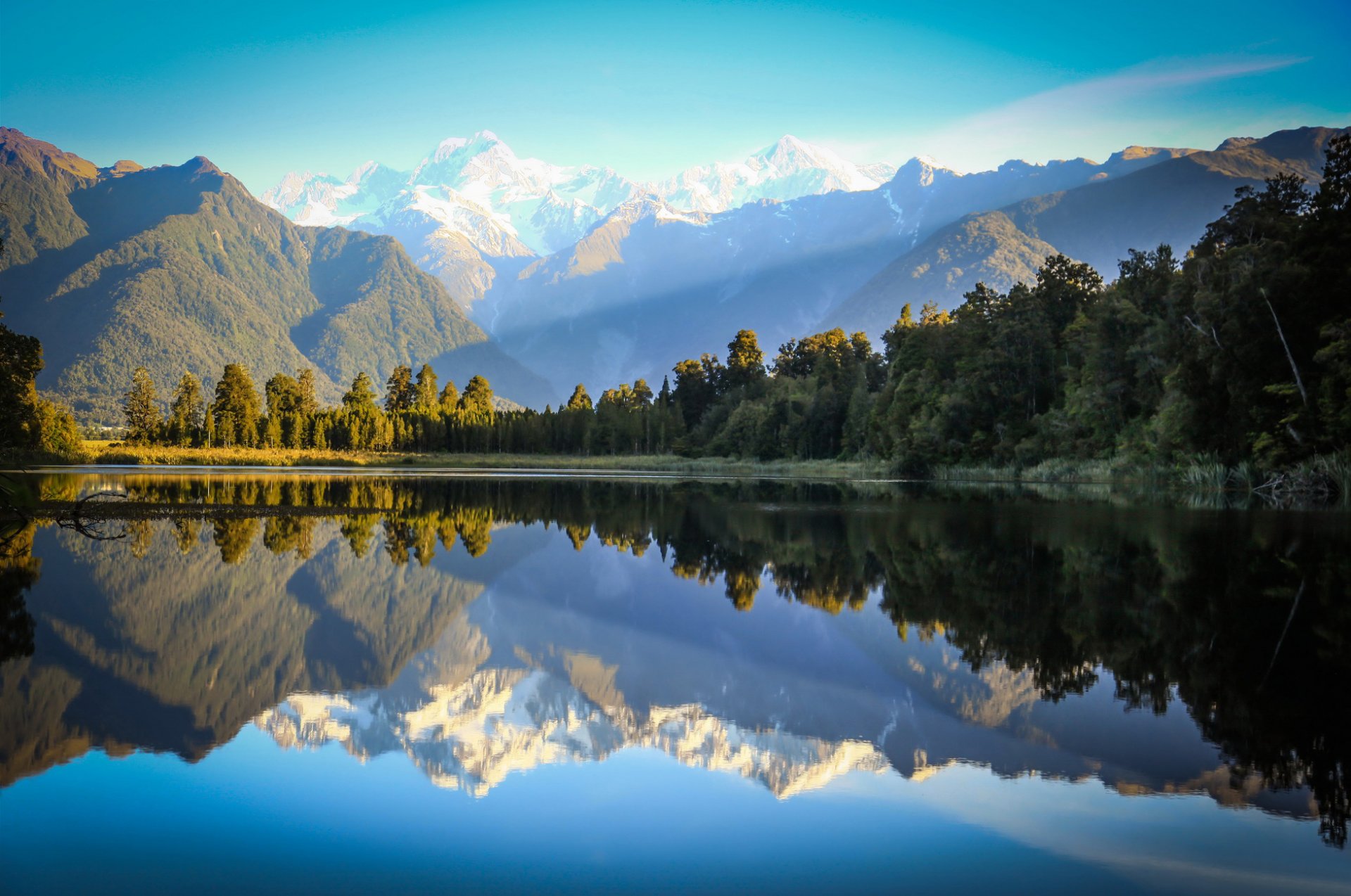 berge wald see oberfläche reflexion