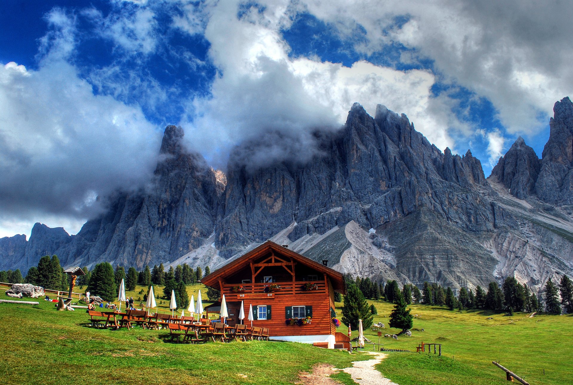 montagne alberi erba nuvole casa ombrelli strada paesaggio natura