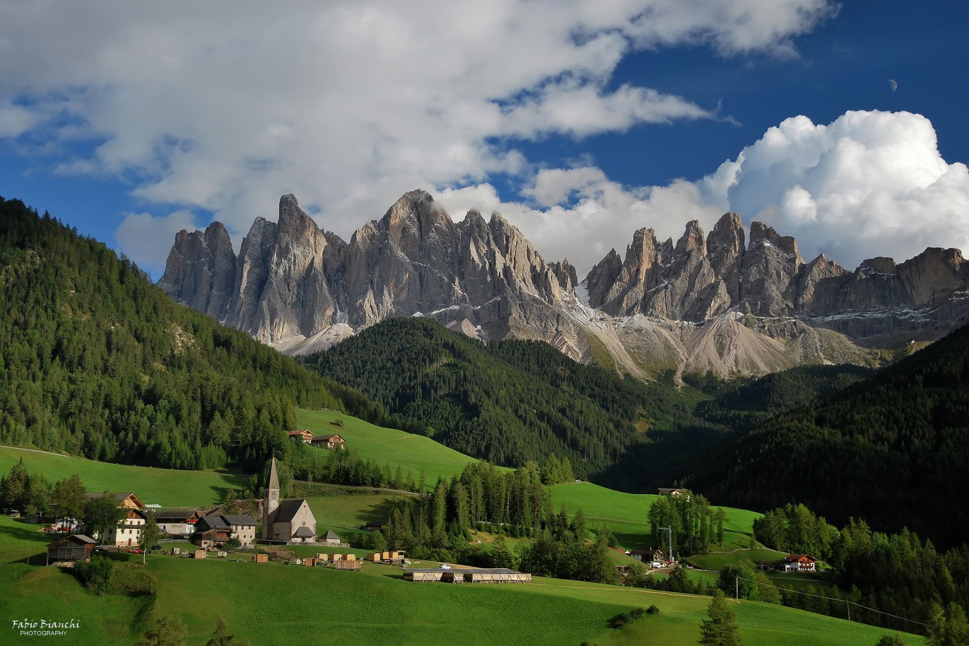 italie funes santa magdalena vallée montagnes dolomites ciel nuages forêt pentes verdure automne septembre