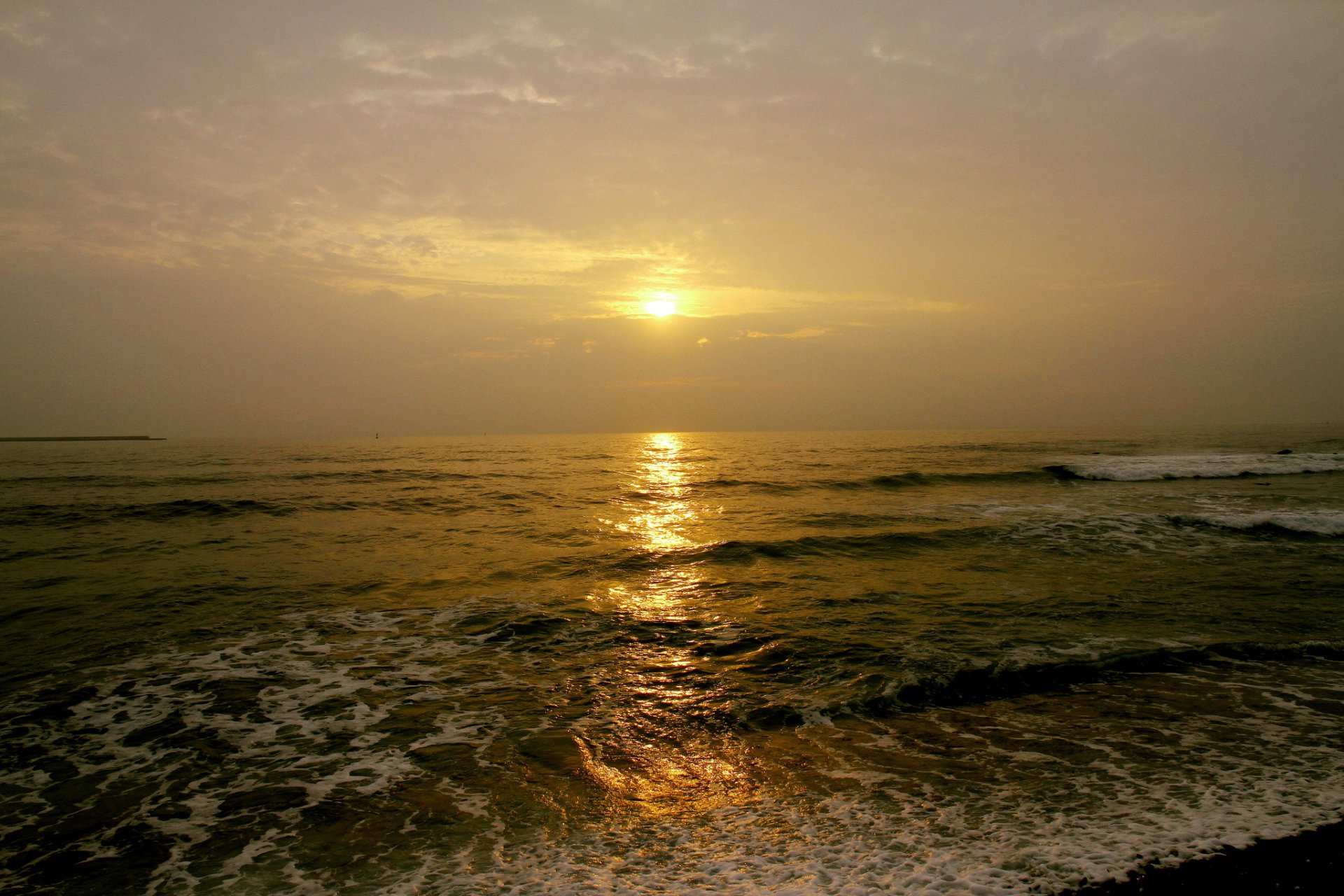 plage mer vagues nuages nuages lumière soleil