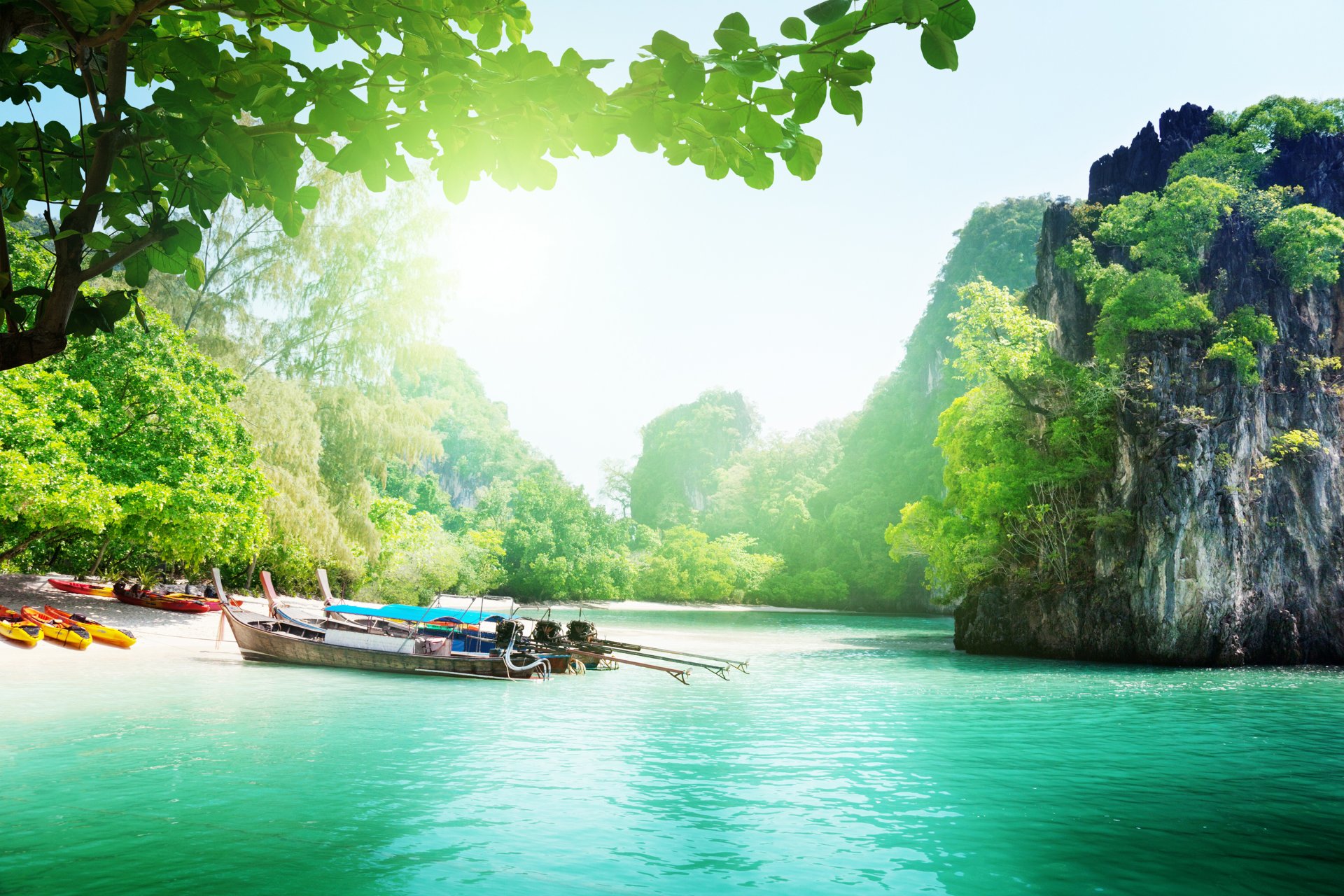 boot insel thailand meer see bäume himmel wolken landschaft natur berge ozean boote inseln schön sonnenlicht