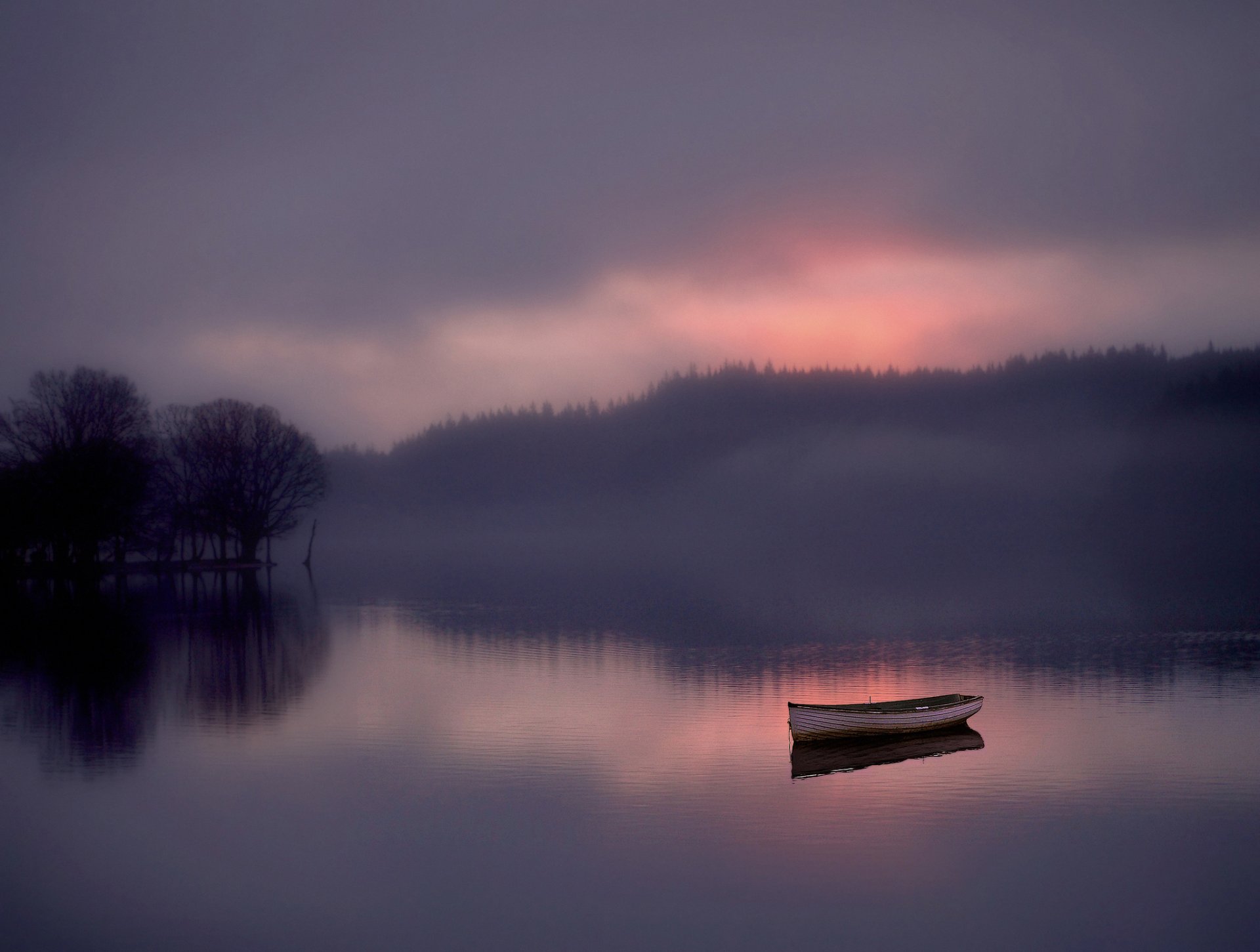 forêt lac bateau brouillard aube