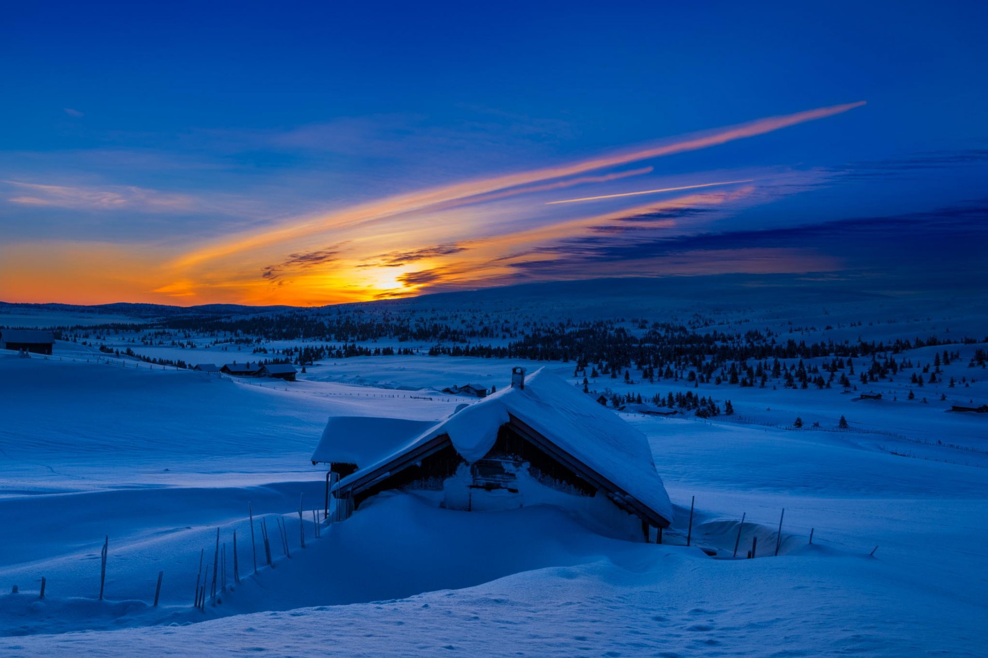 invierno nieve montañas mañana azul sol salida del sol naturaleza casa