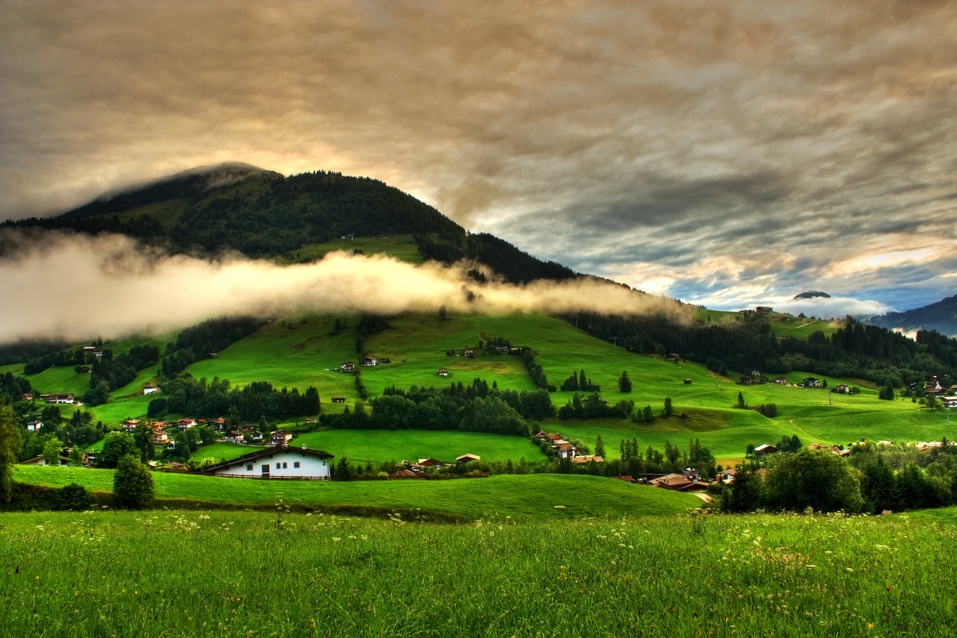 nature paysage herbe arbres vert montagnes ciel nuages maison printemps forêt vert vue cool nice printemps