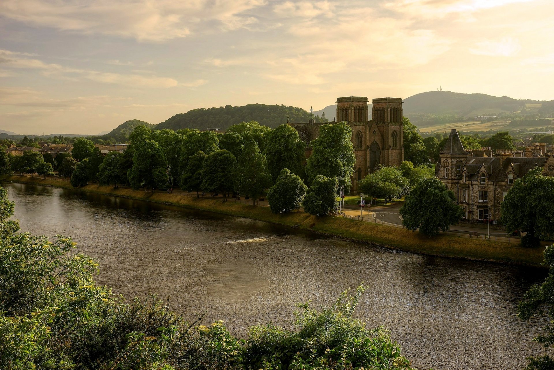 st. andrews cathedral schottland großbritannien st. andrews st. andrus stadt st. andrews cathedral fluss ness schloss kathedrale bäume hügel landschaft natur