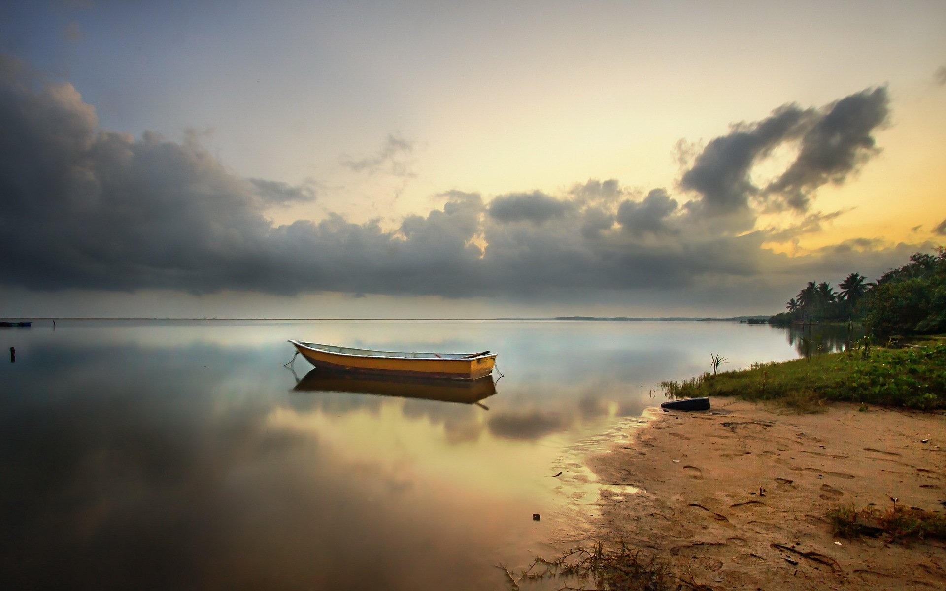 bahía playa barco amanecer