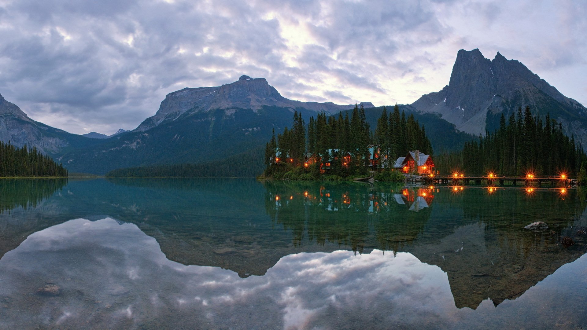 canada yoho parc national lac émeraude montagnes maisons lumières réflexion matin aube