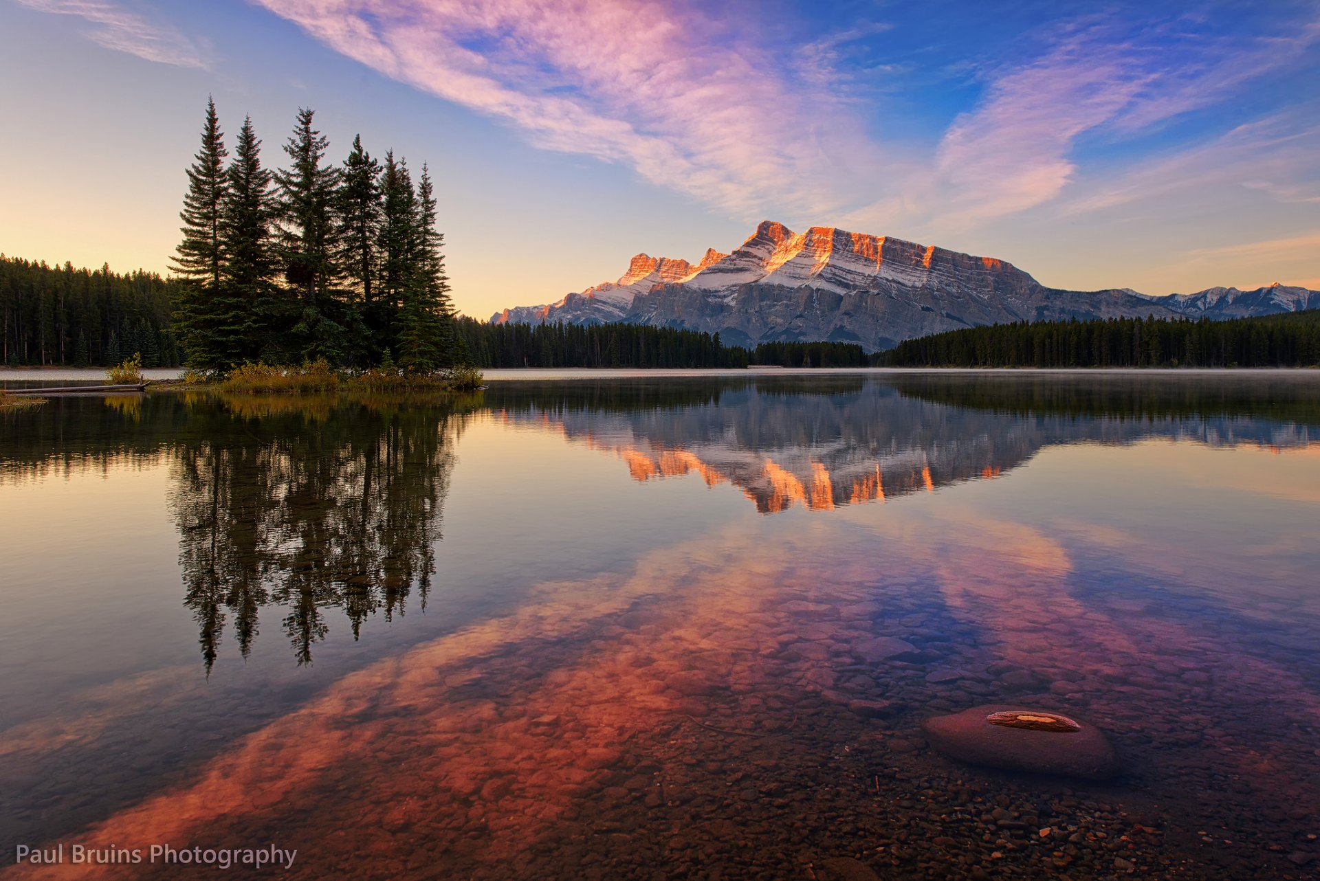 kanada park narodowy banff jack lake jezioro las góry niebo chmury odbicia wieczór zachód słońca