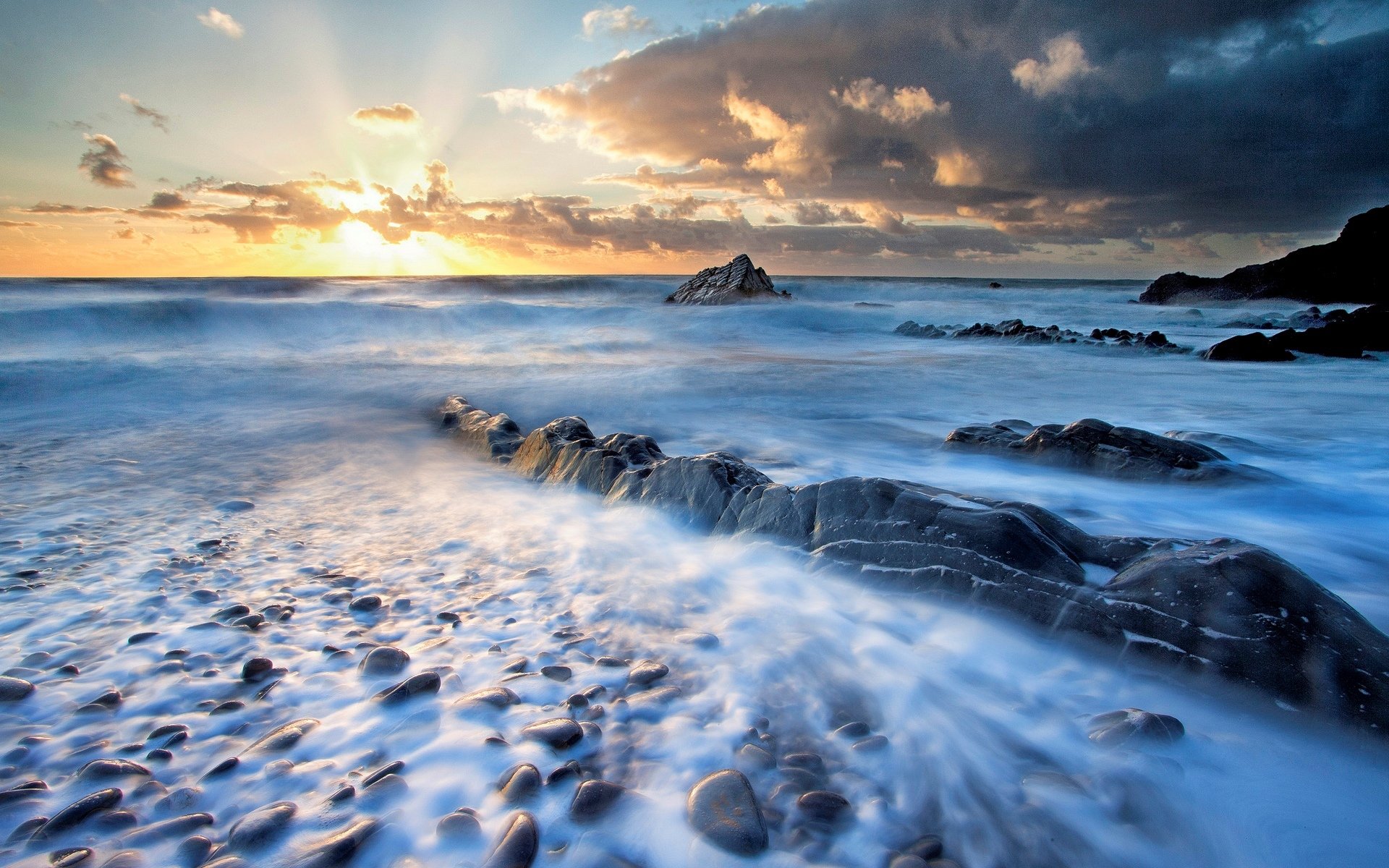 paesaggio natura mare acqua fiume onda pietre sole tramonto alba cielo nuvole sfondo carta da parati widescreen schermo intero widescreen widescreen