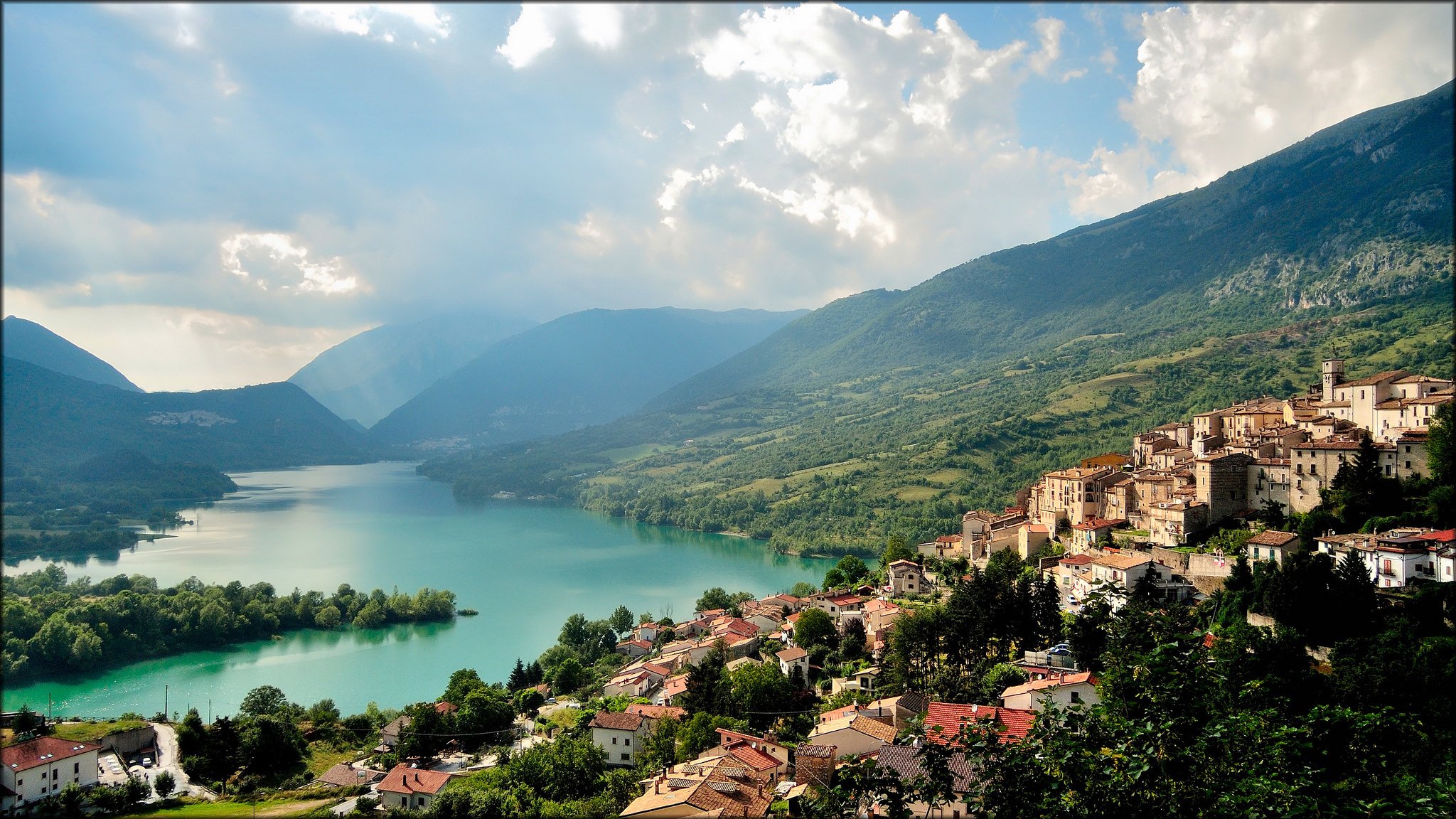 barrea-abruzzo lazio e molise italia montagna città lago nuvole