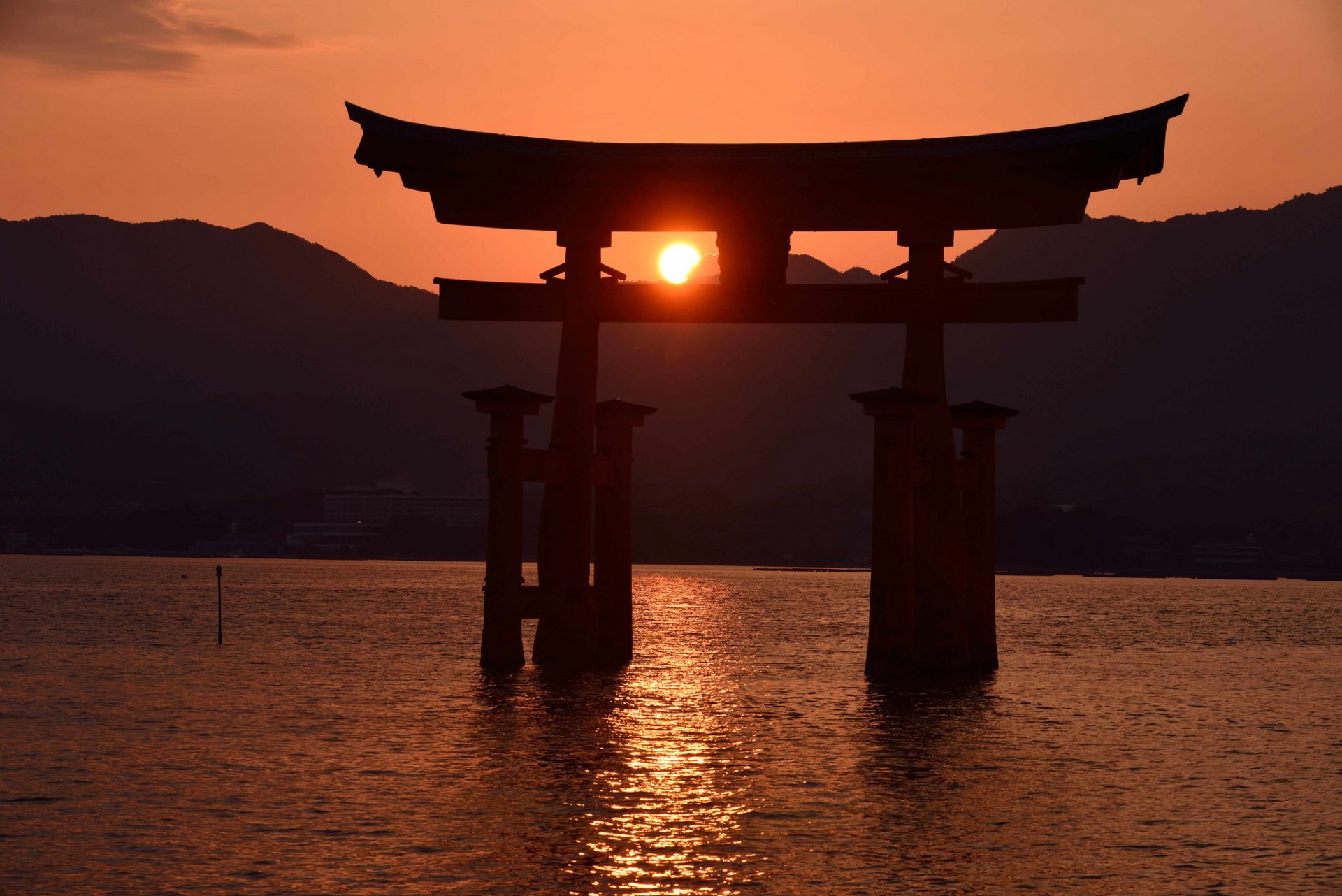 japonia itsukushima brama torii zachód słońca przypływ