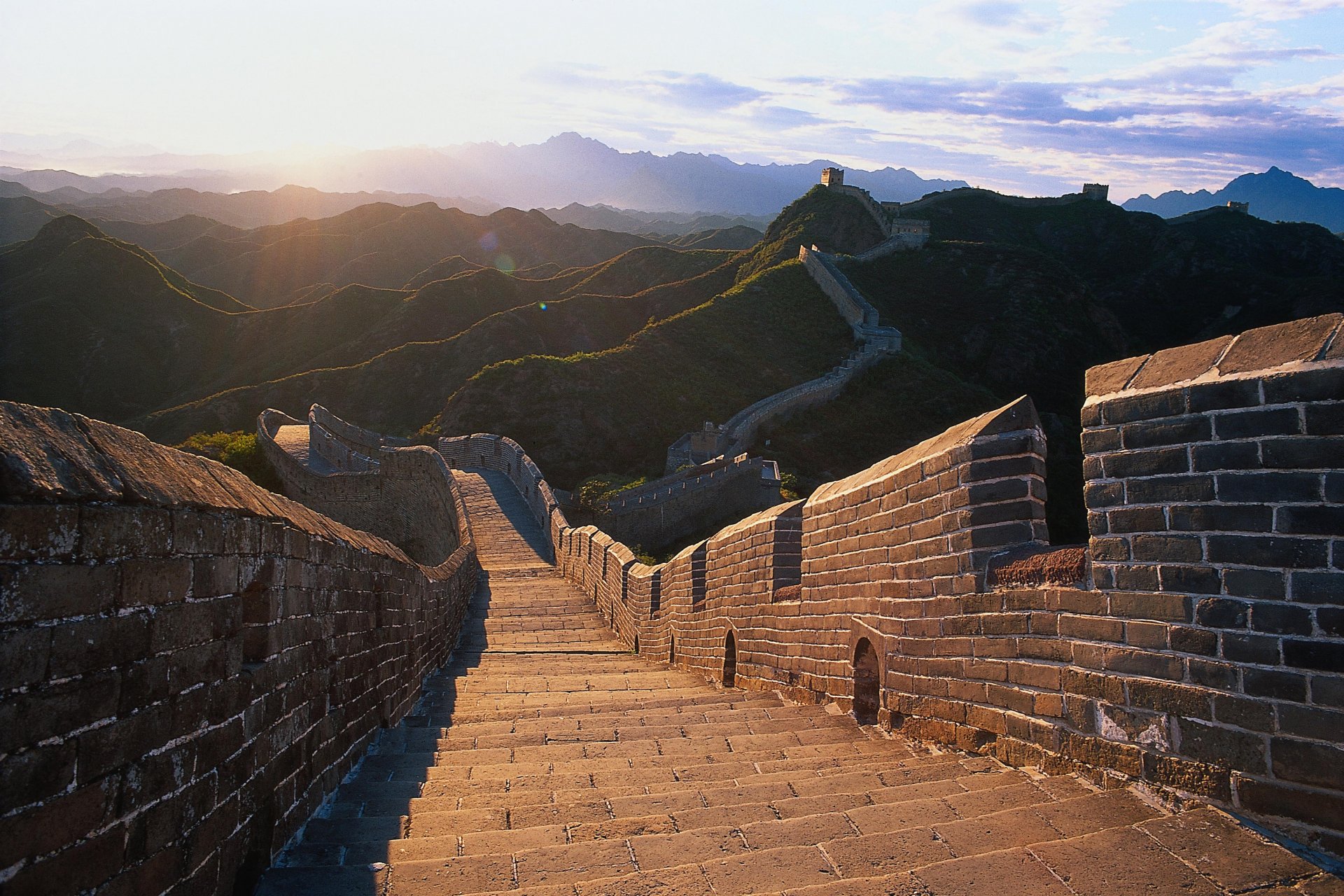 gran muralla monumento china paisaje montañas colinas luz sol