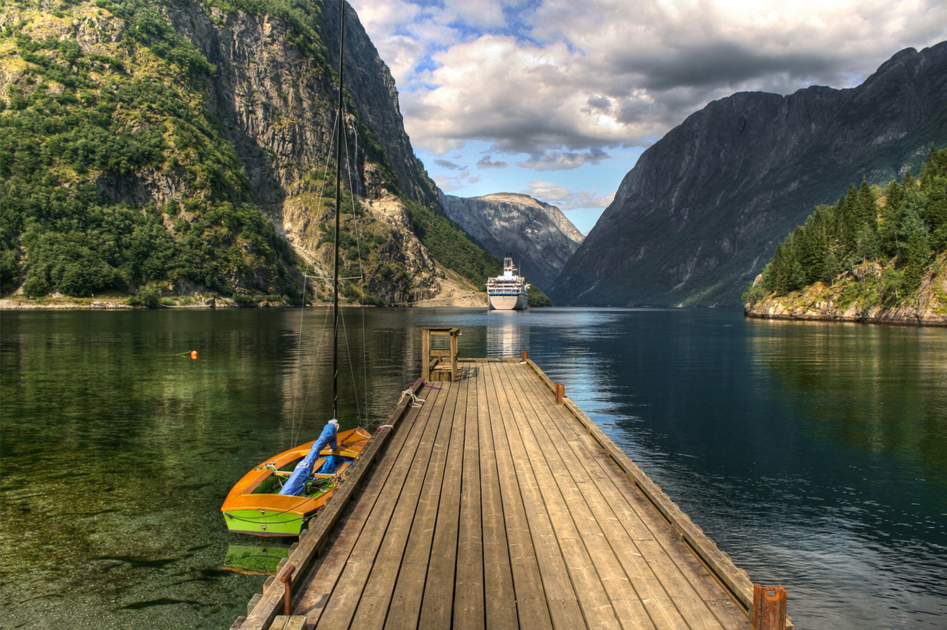 noruega lofoten montañas agua puente barco barco