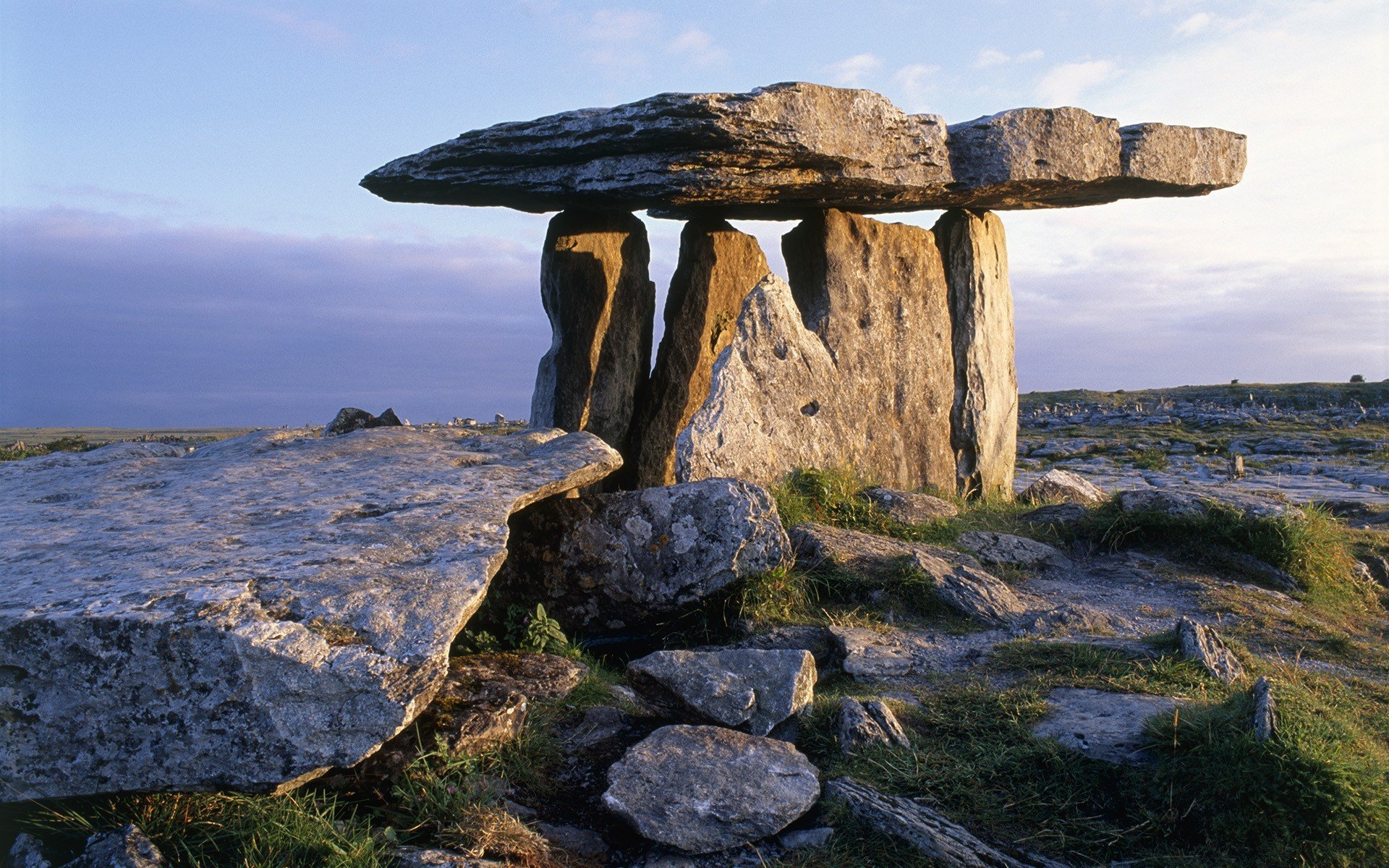 dolmen megalite pietre pianura tramonto cielo erba