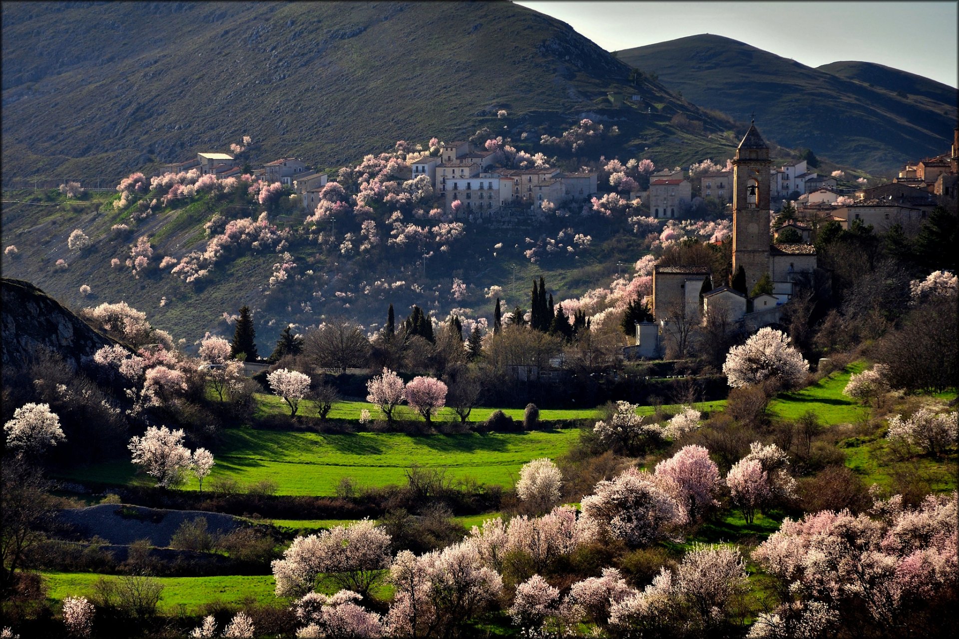 santo stefano di sessanio italia montagnes ville arbres floraison printemps