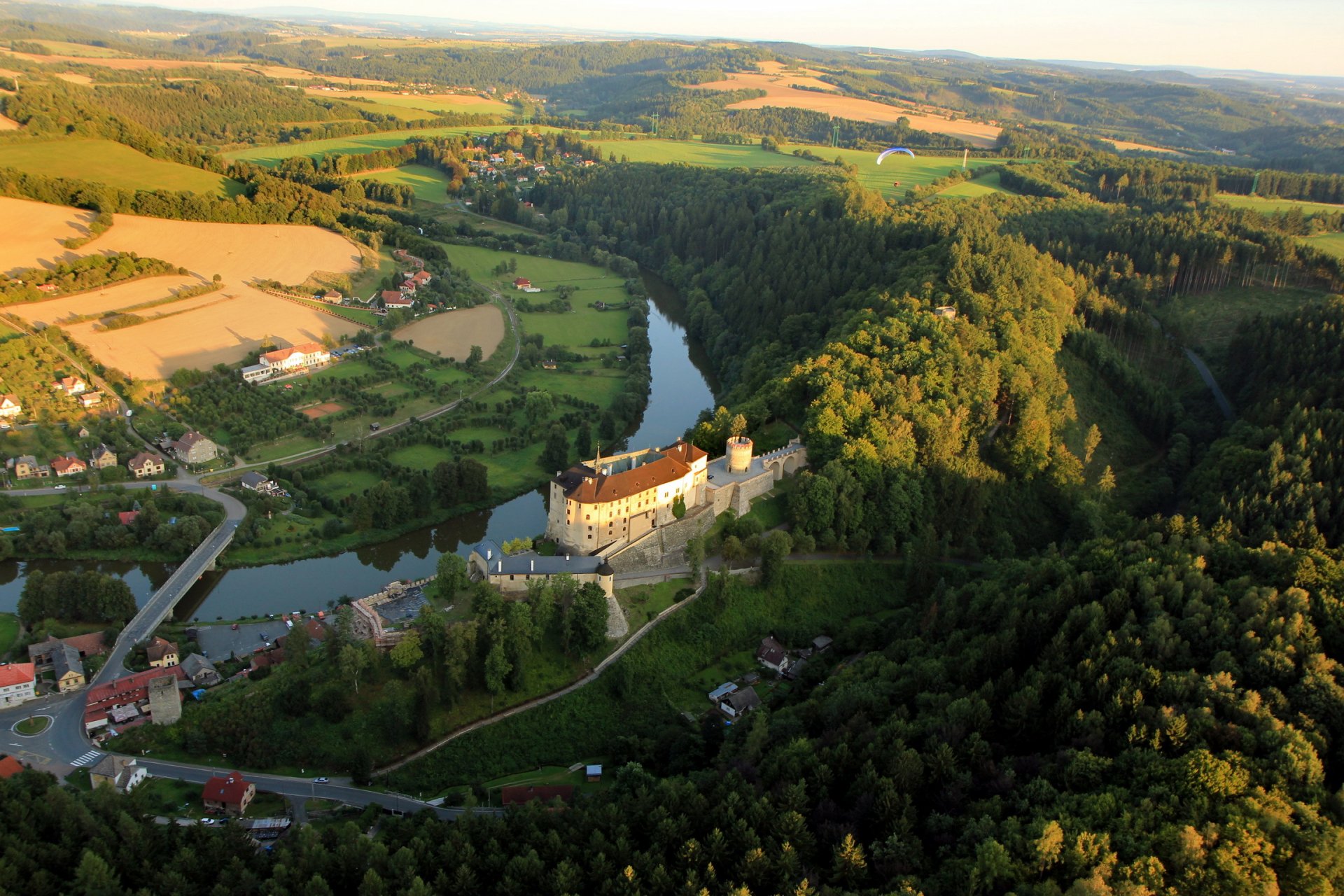 ceco repubblica repubblica ceca montagne foresta fiume castello natura case ponte estate